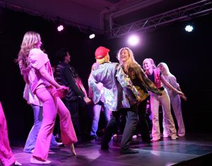 en gruppe mennesker som danser på en scene