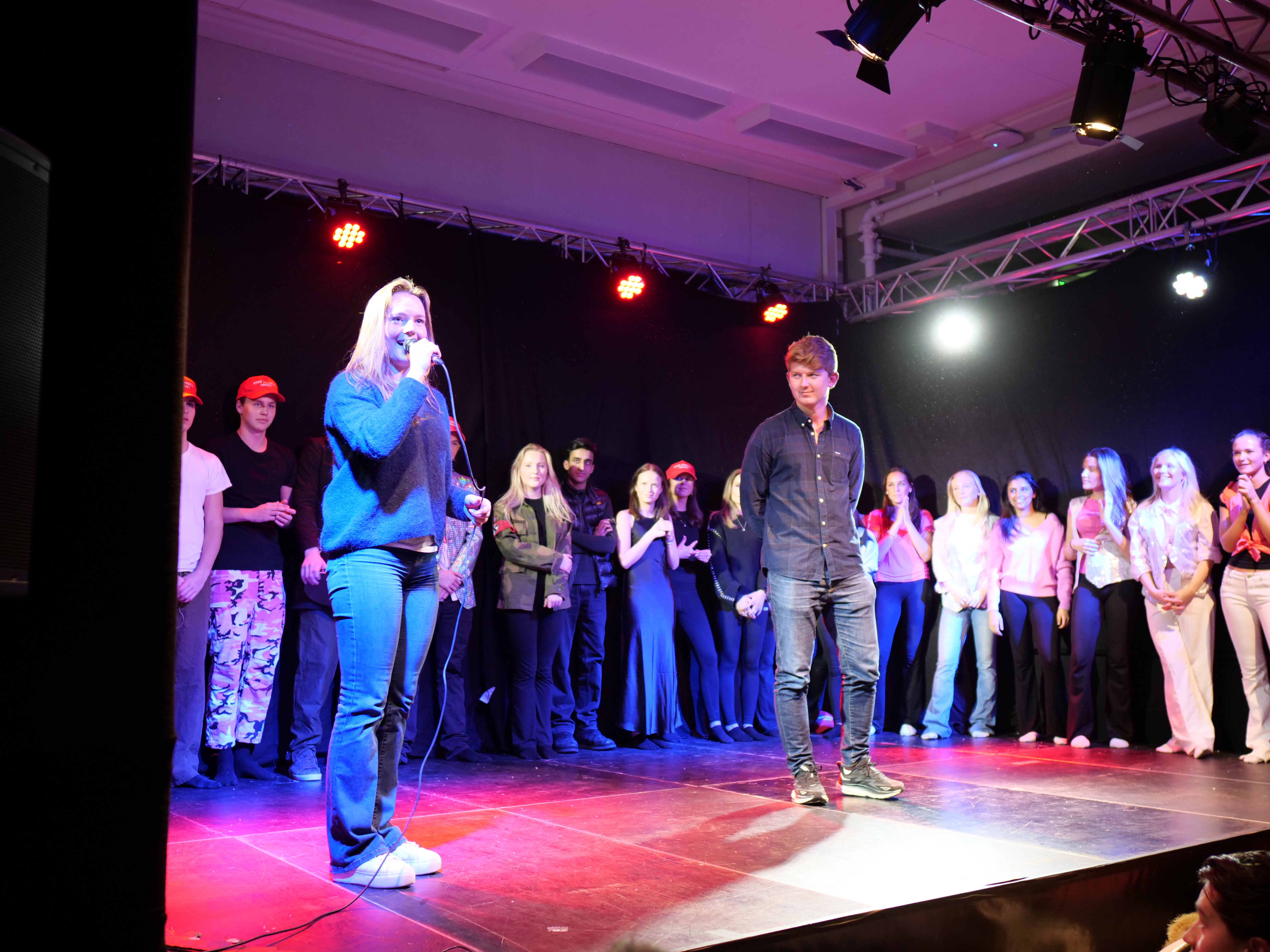 En person og person på en scene med publikum som ser på