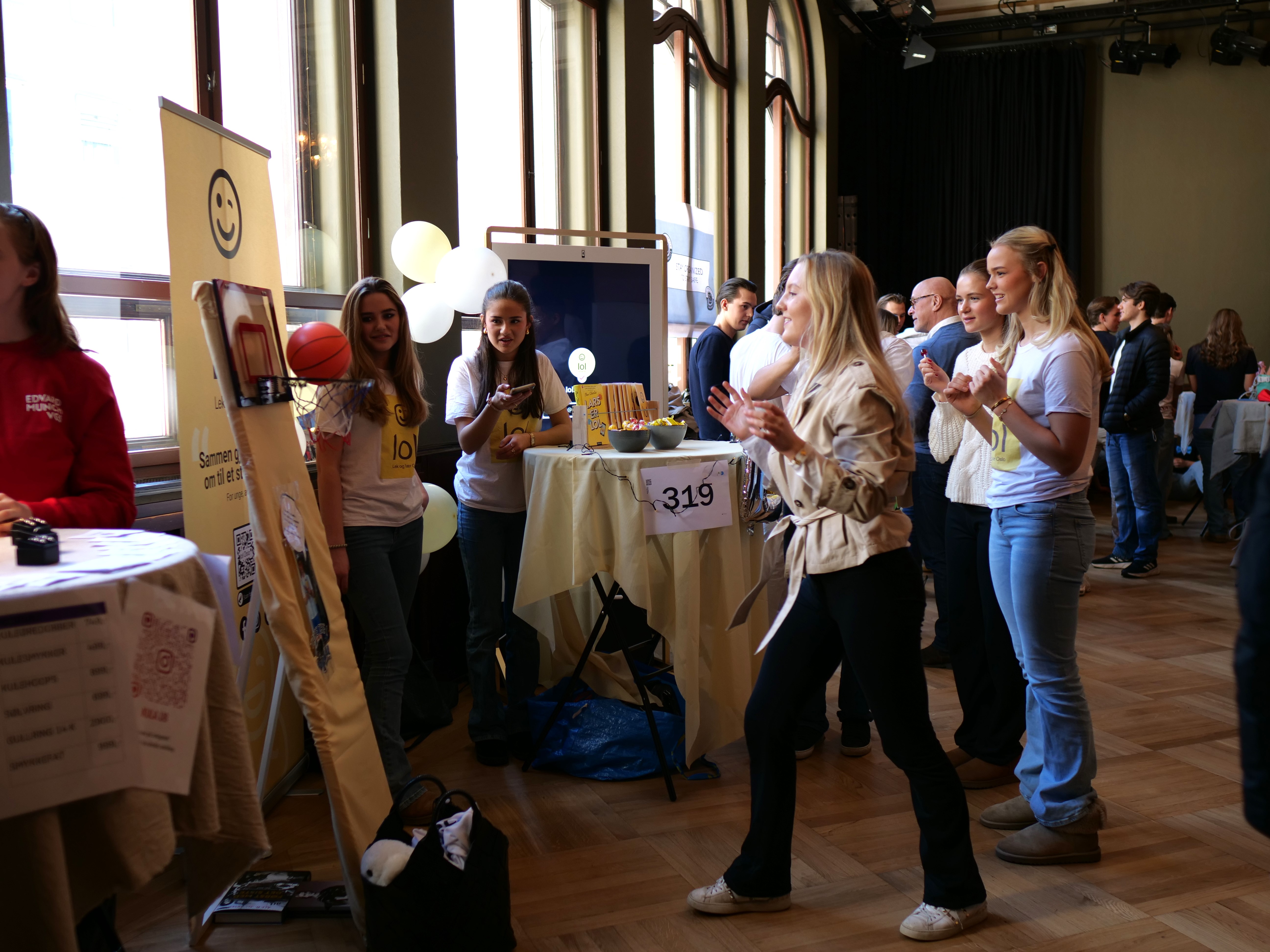 en gruppe mennesker som står i et rom