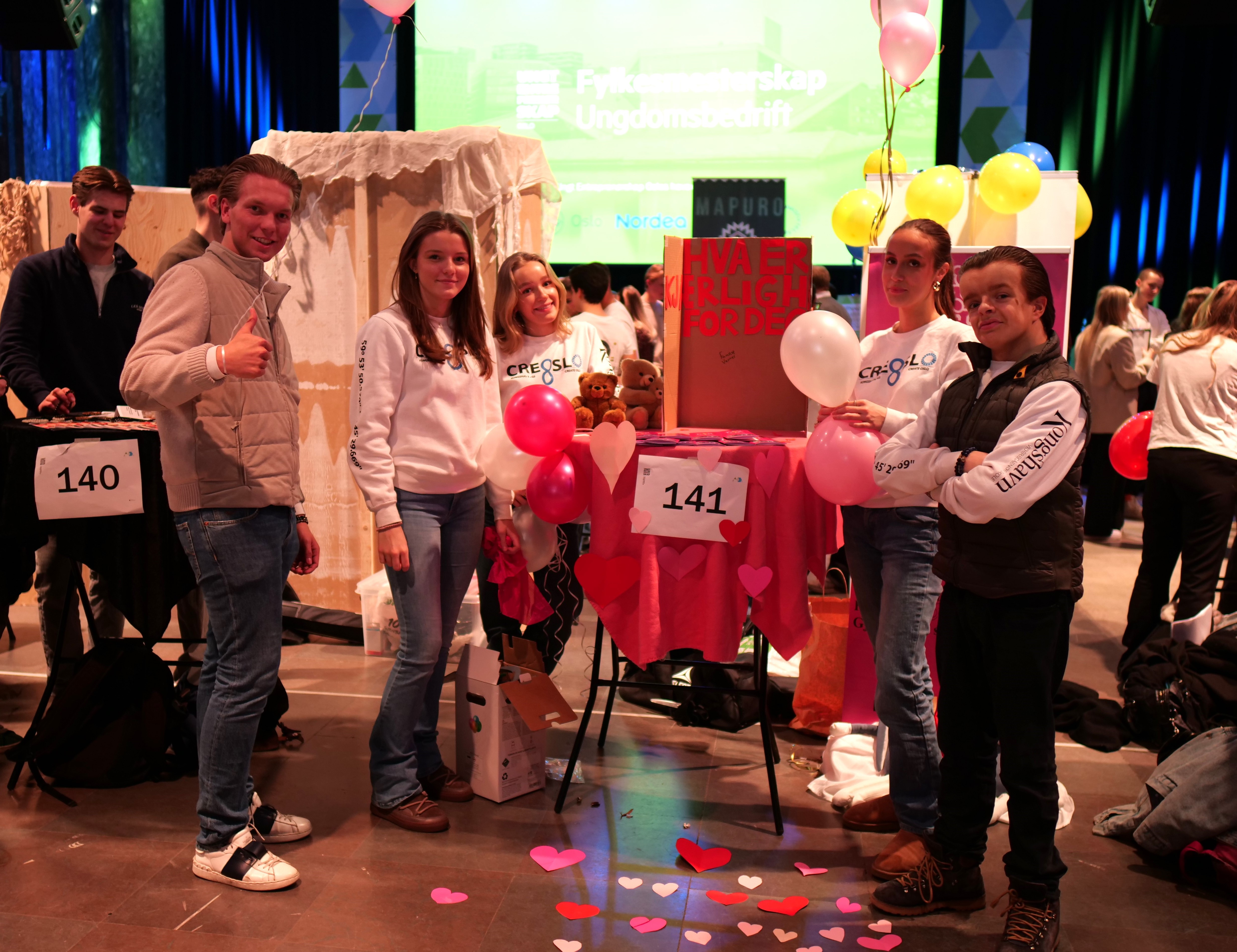 En gruppe mennesker som holder ballonger