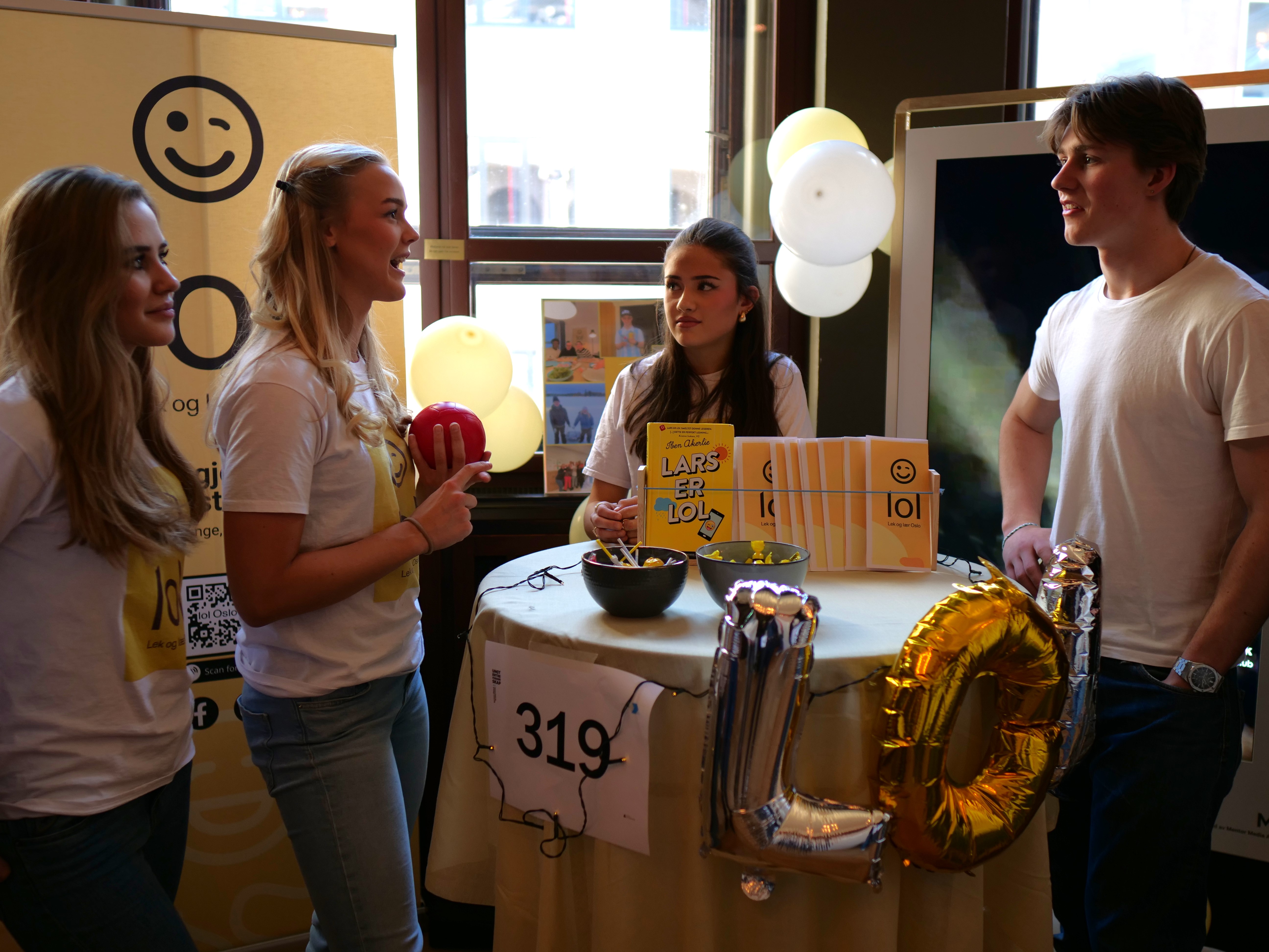 en gruppe mennesker som står rundt et bord med en kaffetrakter