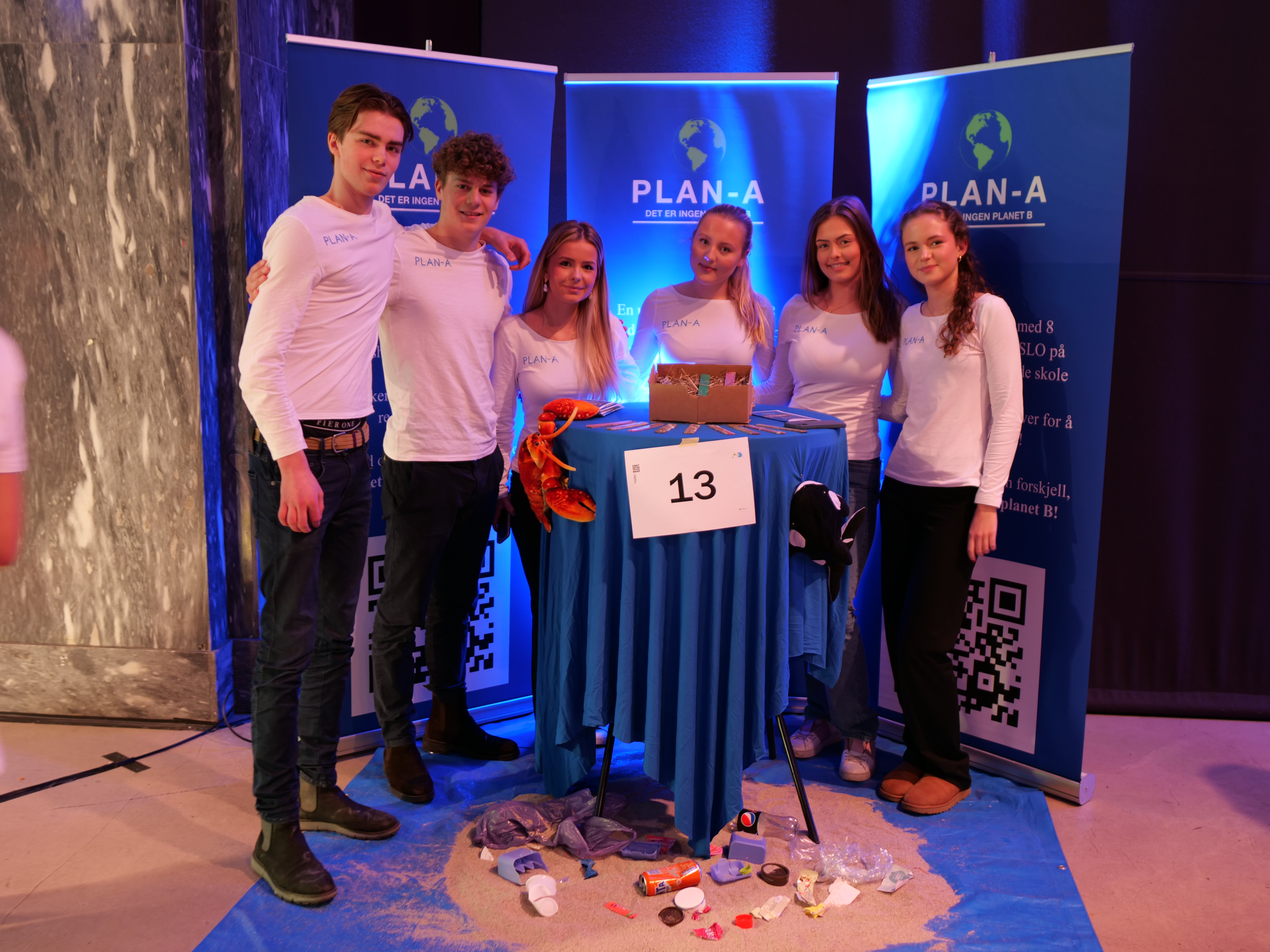 En gruppe mennesker som poserer for et bilde