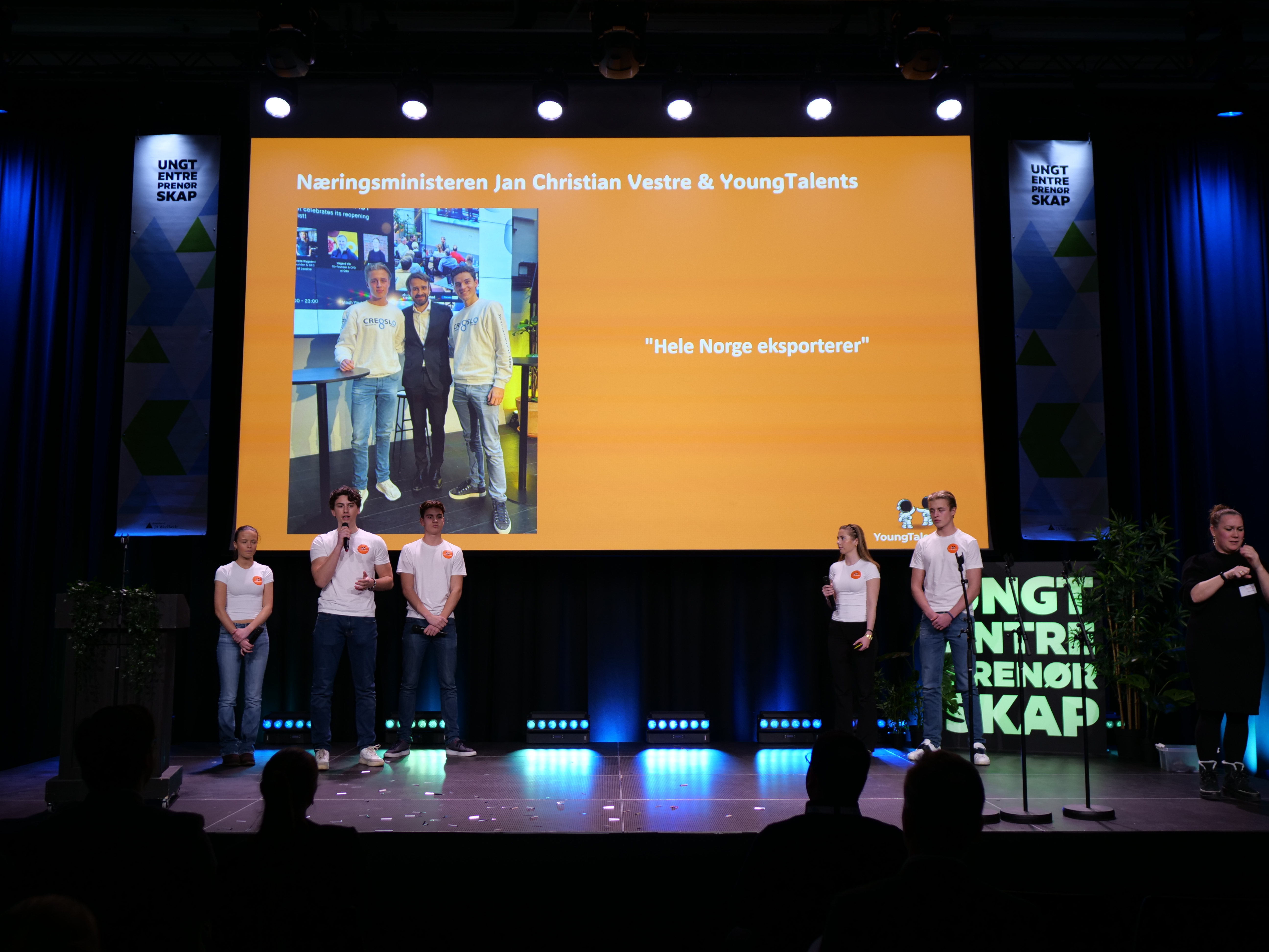 En gruppe mennesker på en scene