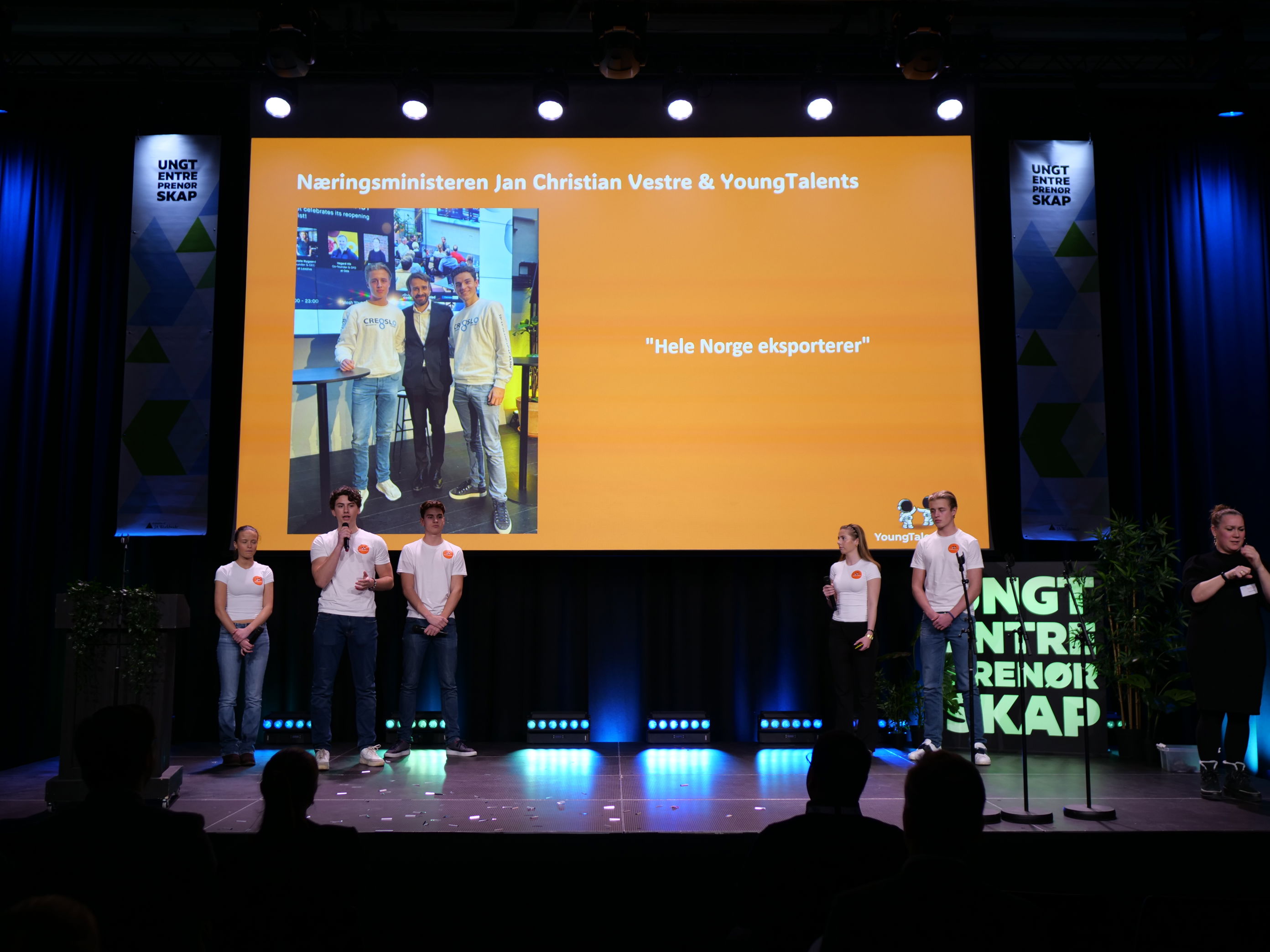 En gruppe mennesker på en scene En gruppe mennesker på en scene