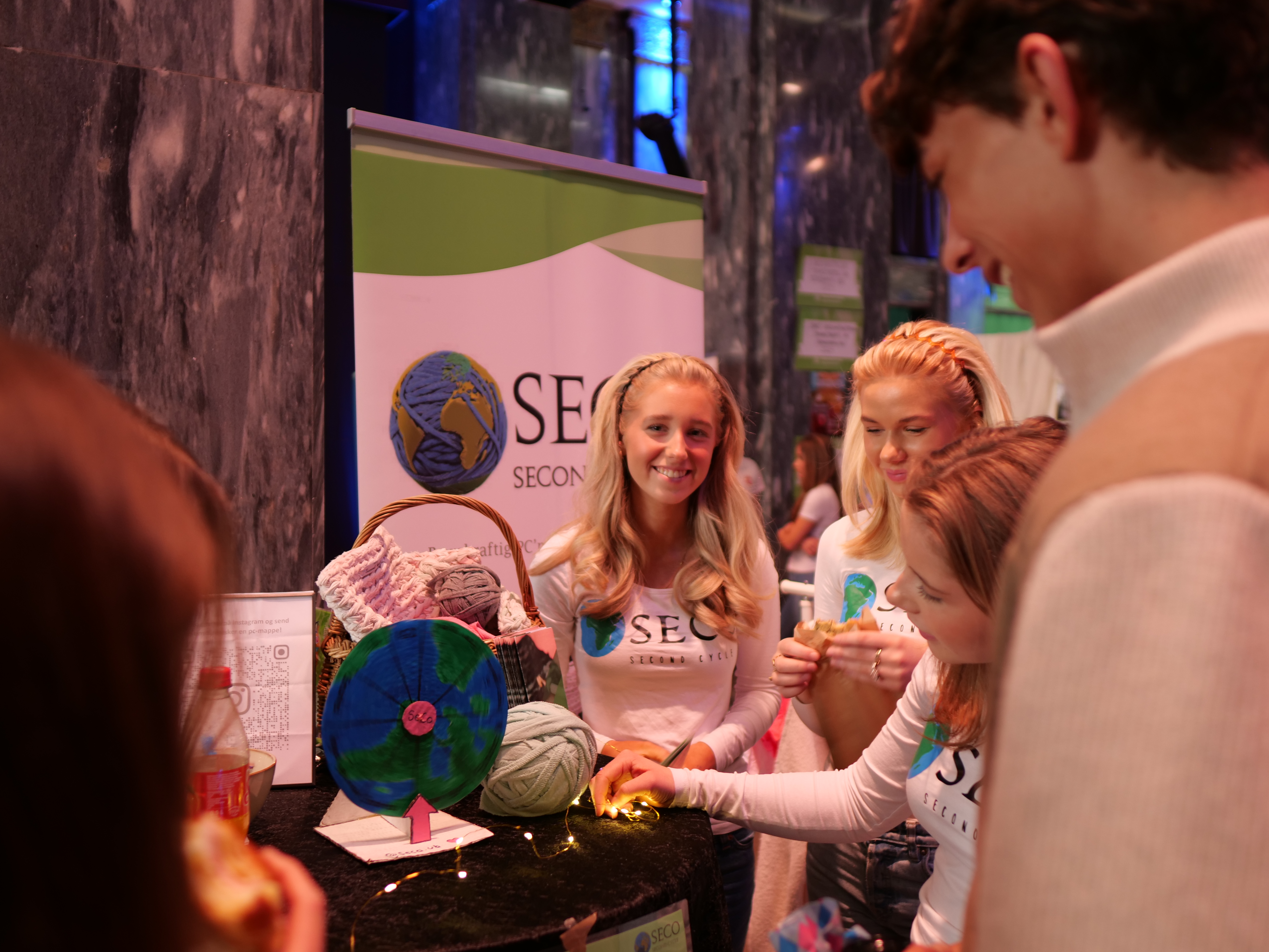 En gruppe mennesker ved et bord