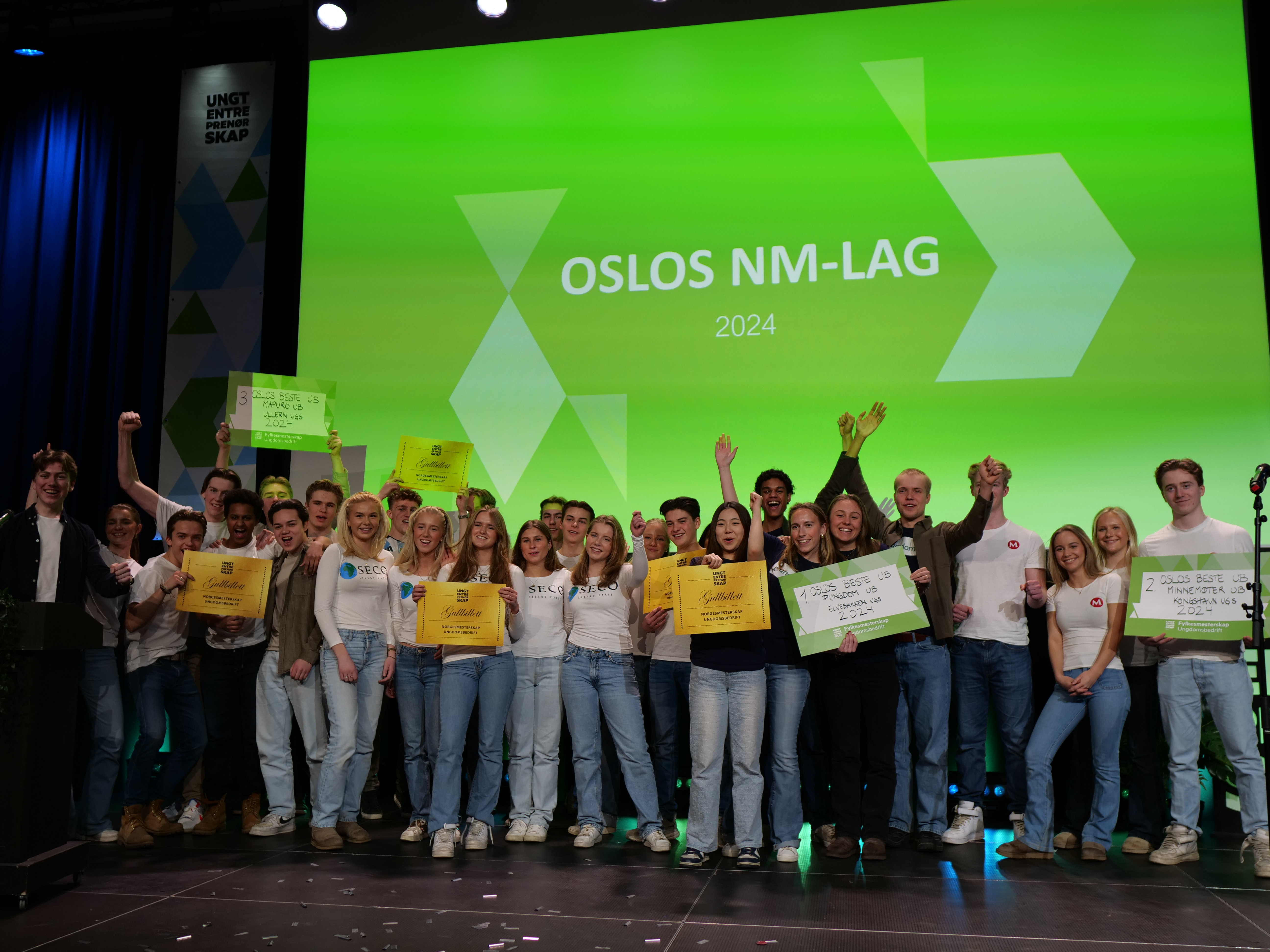 En gruppe mennesker som holder skilt