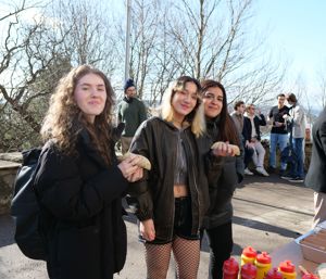 en gruppe personr som poserer for et bilde