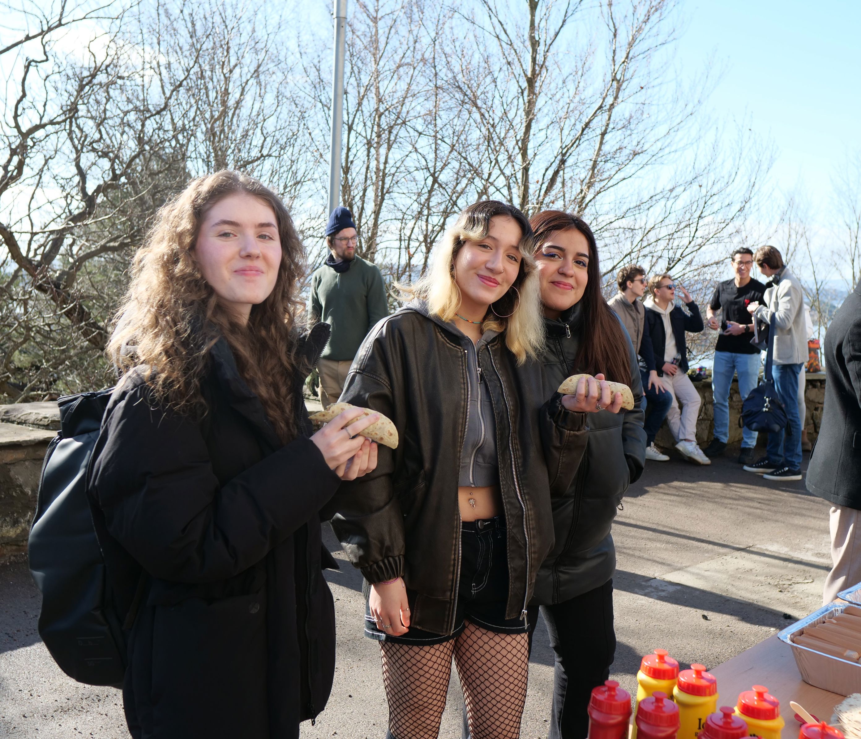 en gruppe personr som poserer for et bilde en gruppe personr som poserer for et bilde