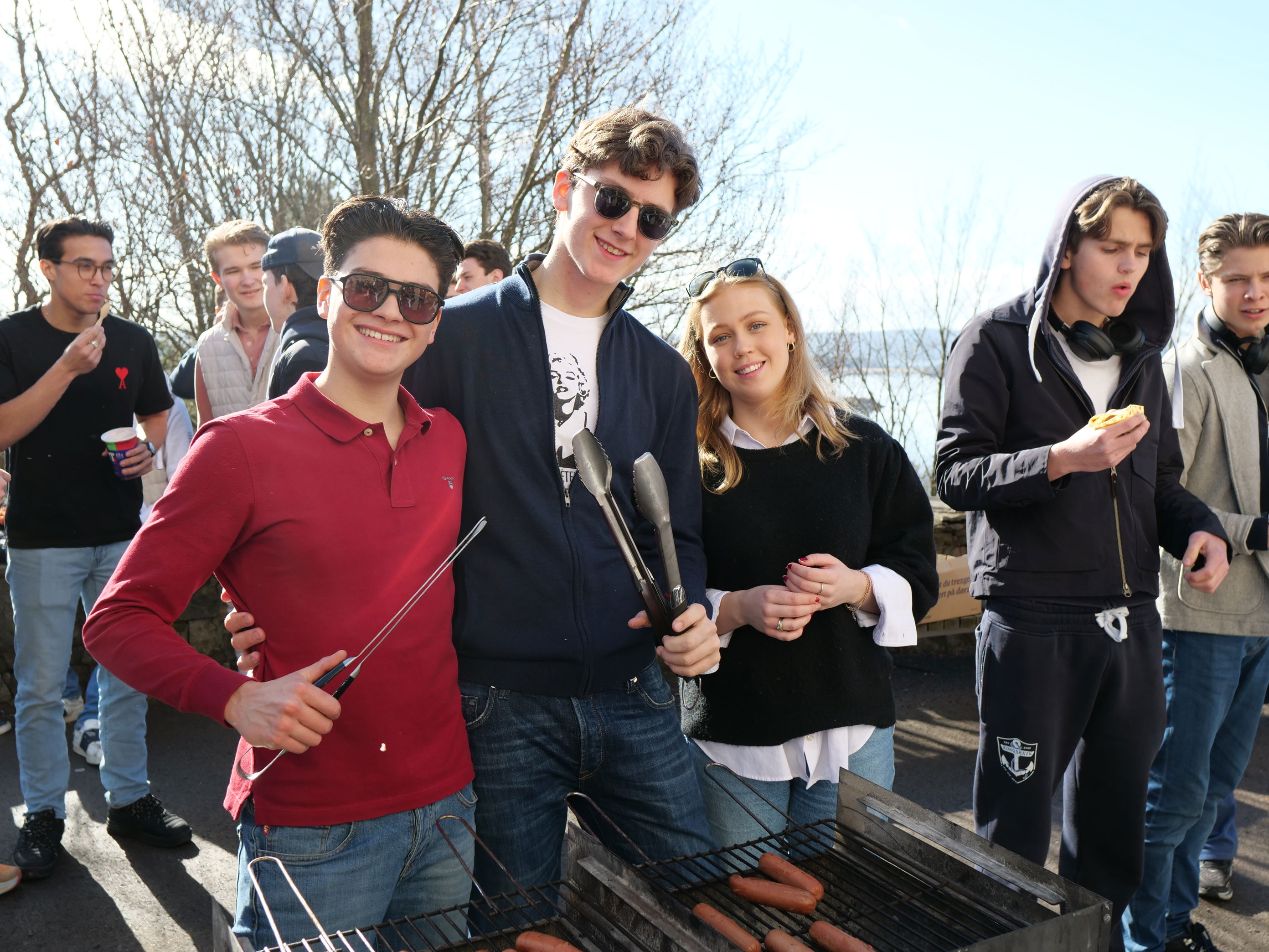 en gruppe mennesker som står utenfor en gruppe mennesker som står utenfor