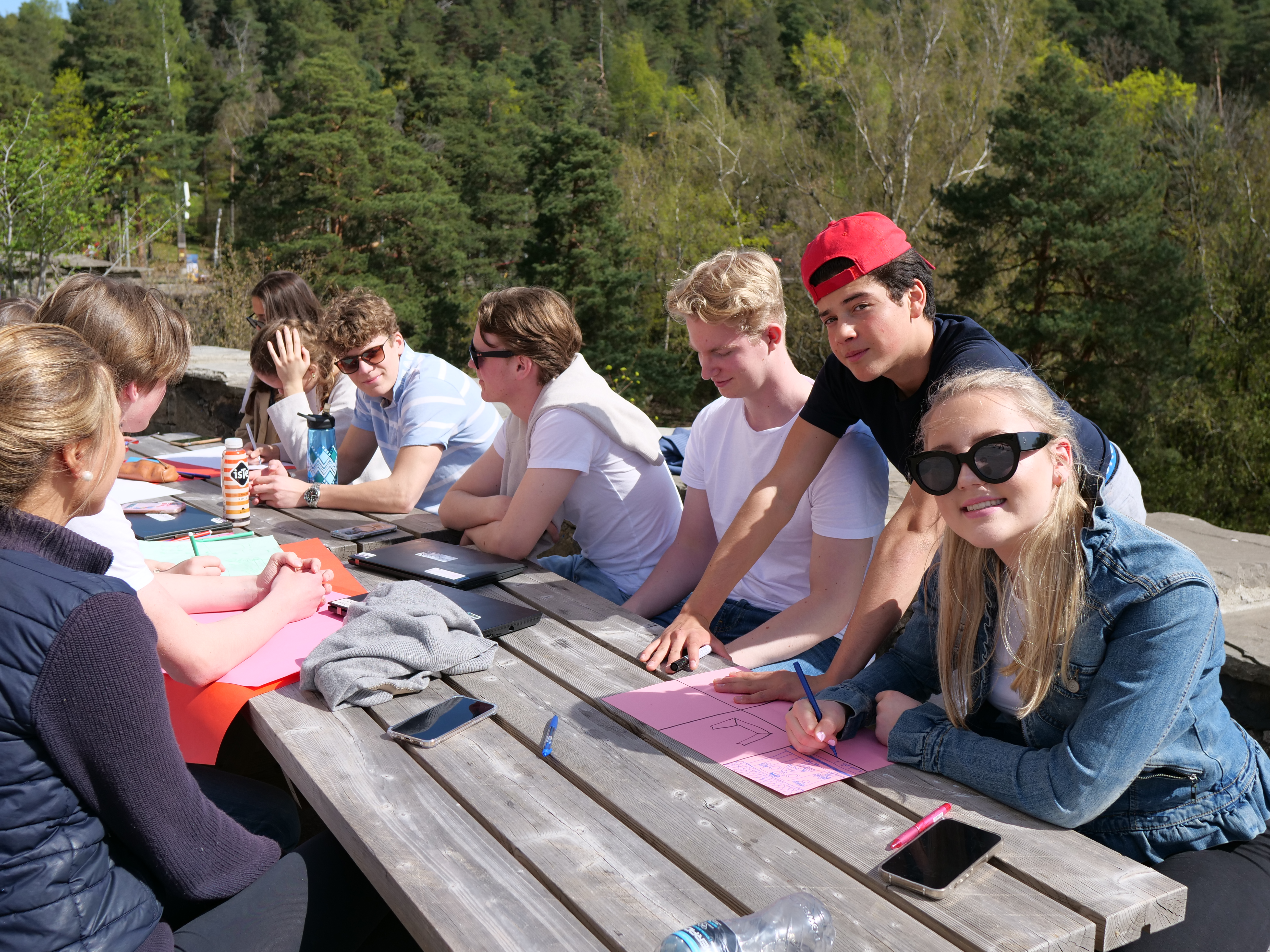 en gruppe mennesker som sitter ved et piknikbord