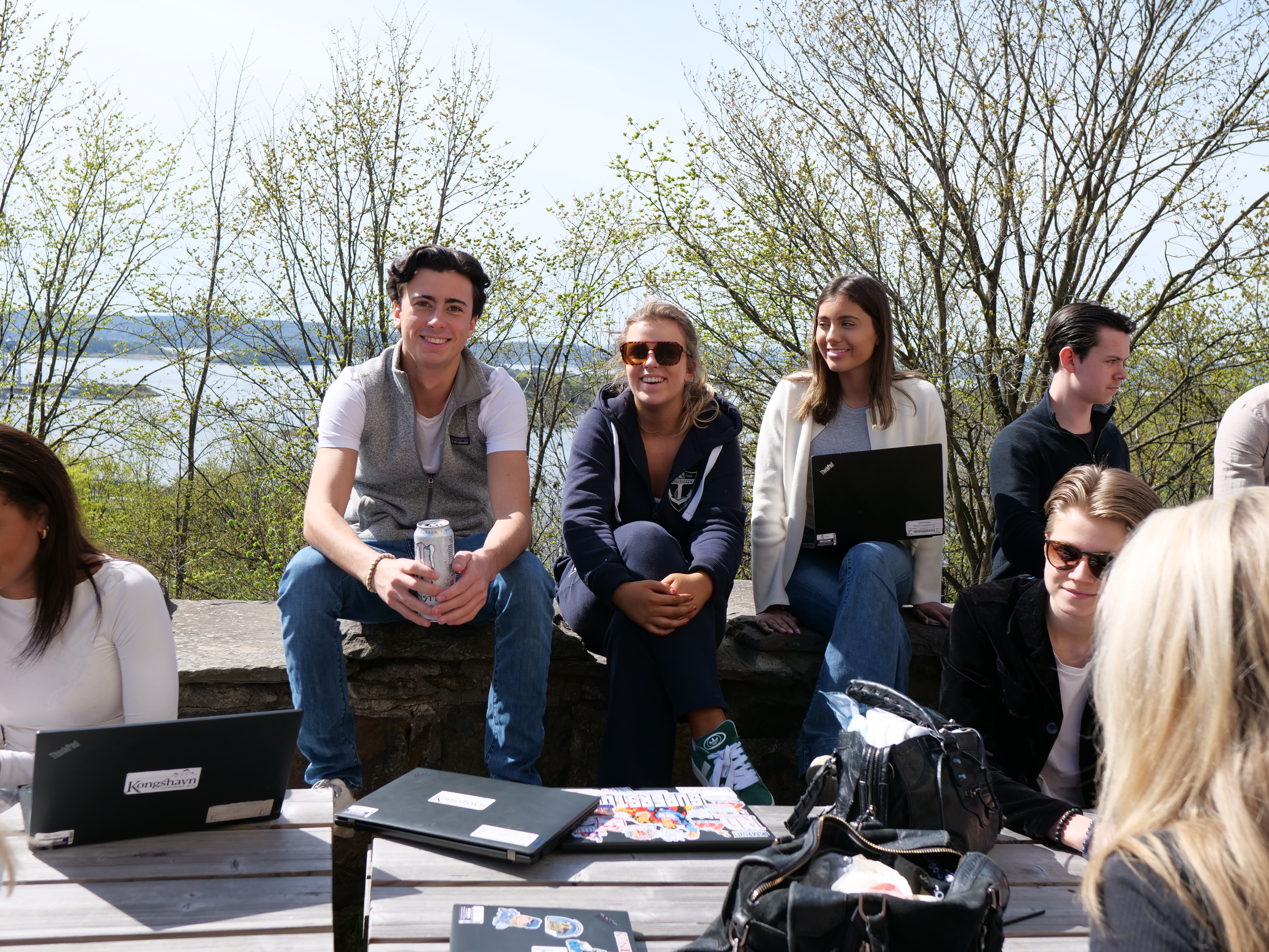 en gruppe mennesker som sitter på en benk