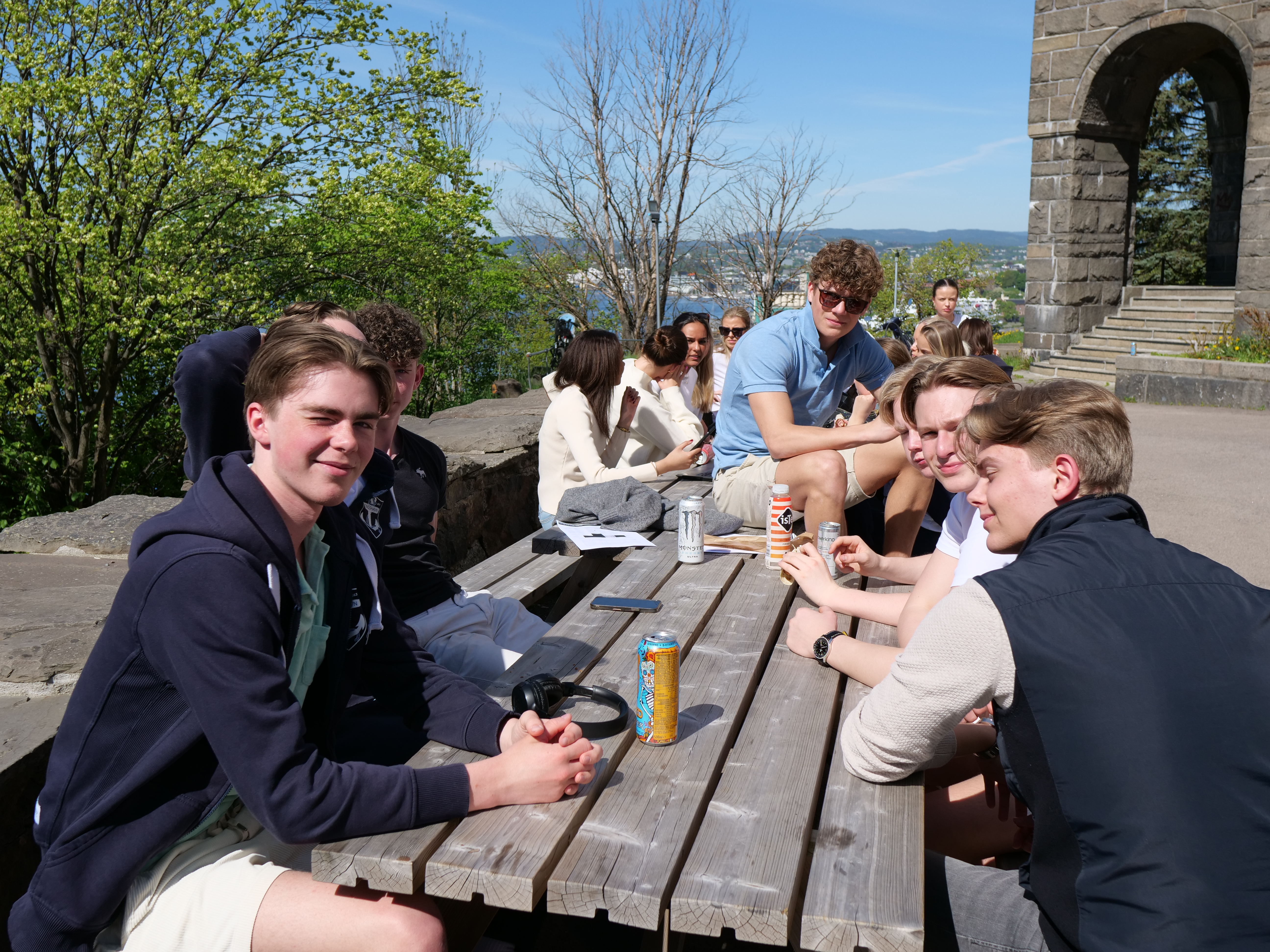 en gruppe mennesker som sitter ved et piknikbord