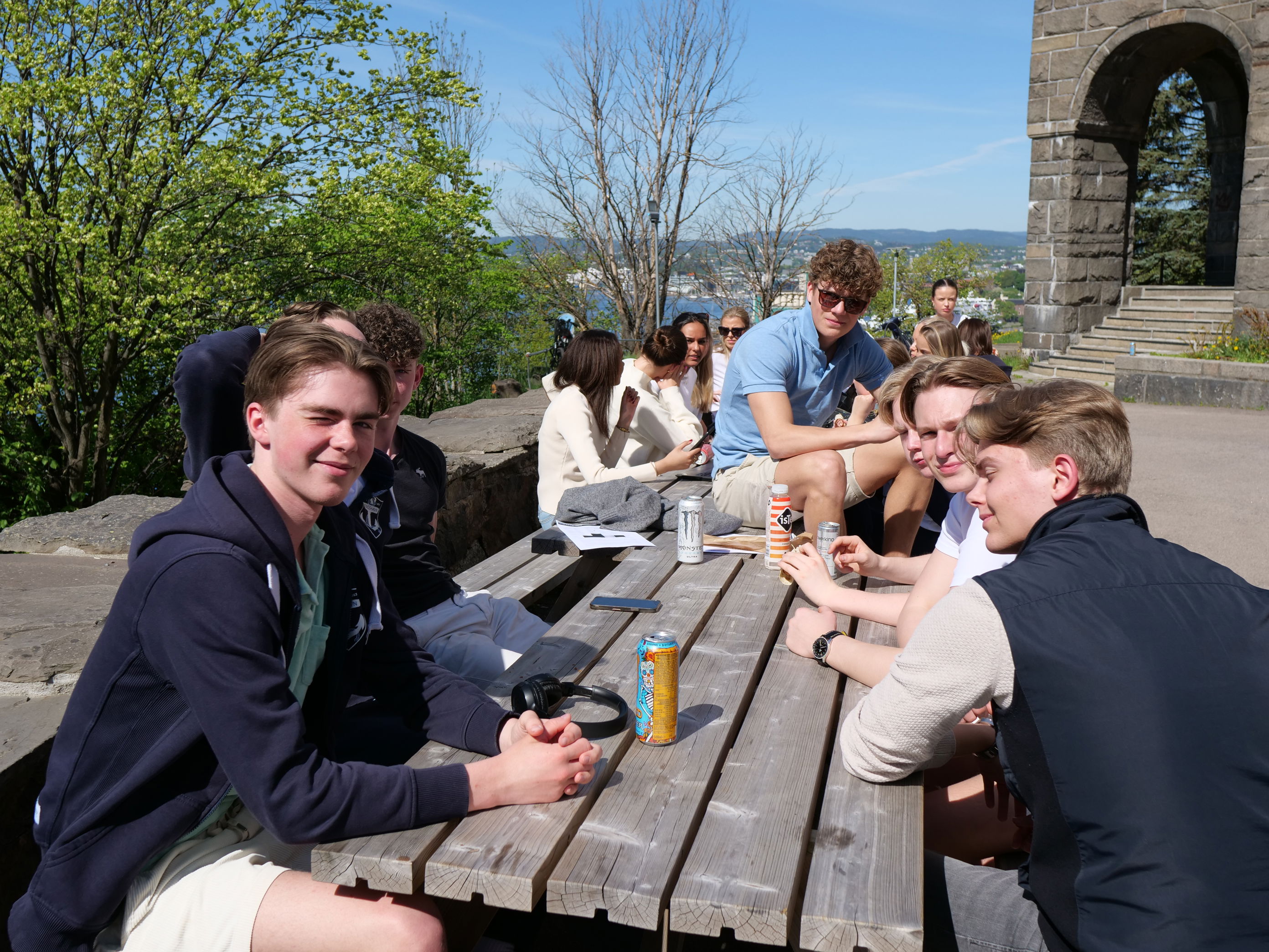 en gruppe mennesker som sitter ved et piknikbord en gruppe mennesker som sitter ved et piknikbord