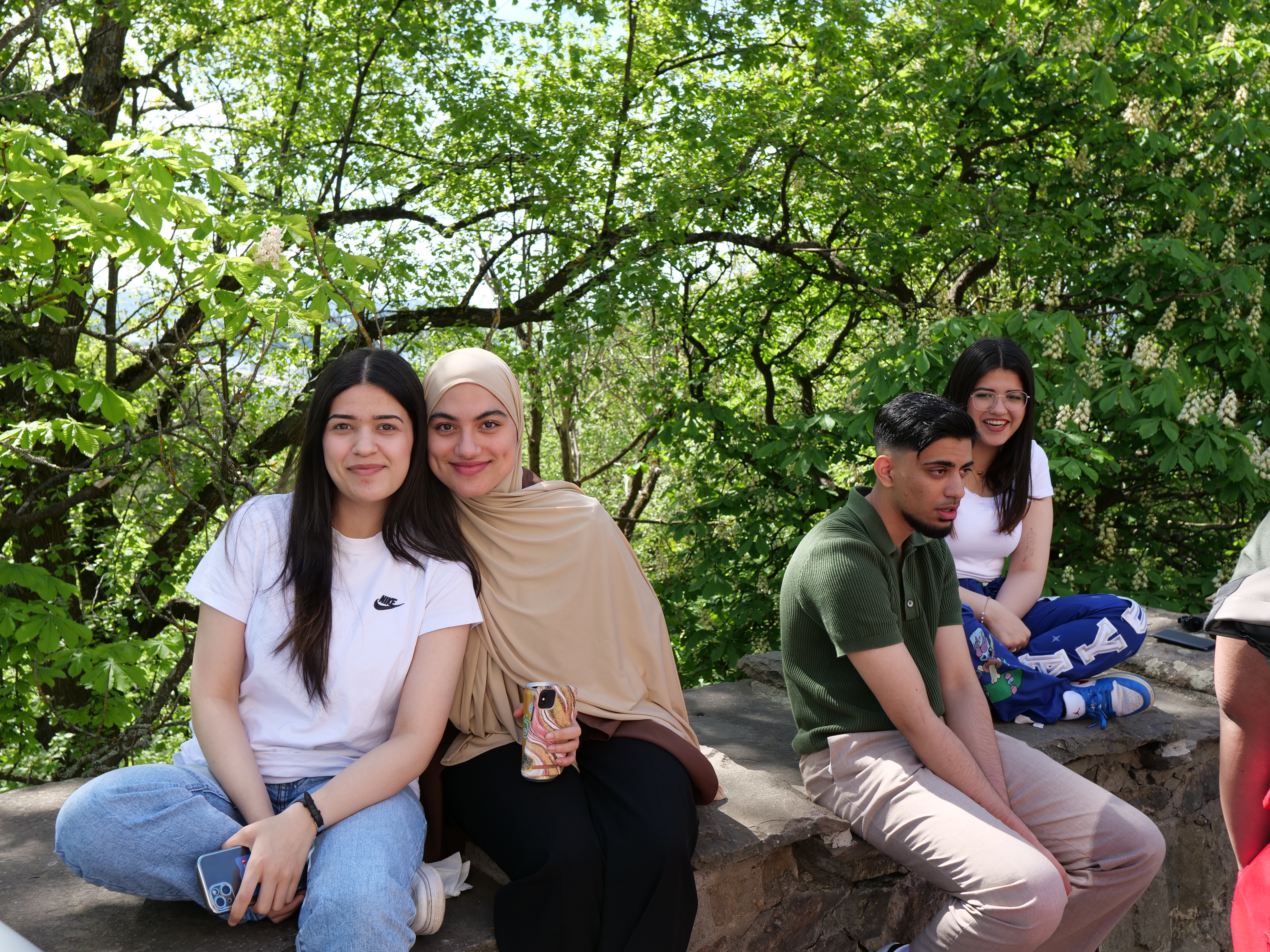 en gruppe mennesker som sitter på en stein