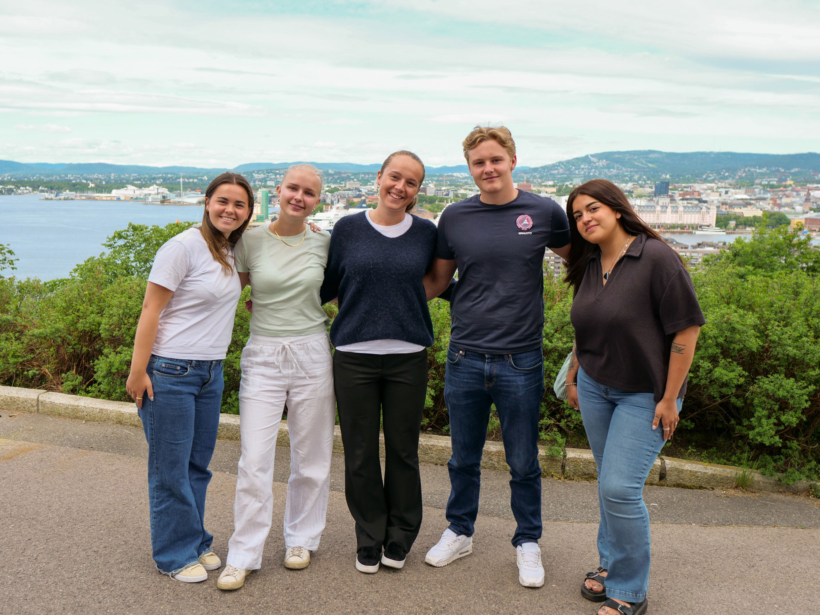 En gruppe mennesker som poserer for et bilde En gruppe mennesker som poserer for et bilde