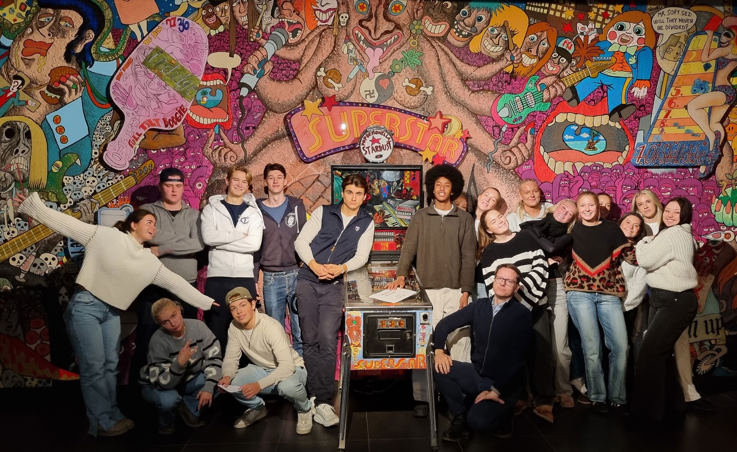 En gruppe mennesker som poserer for et bilde En gruppe mennesker som poserer for et bilde