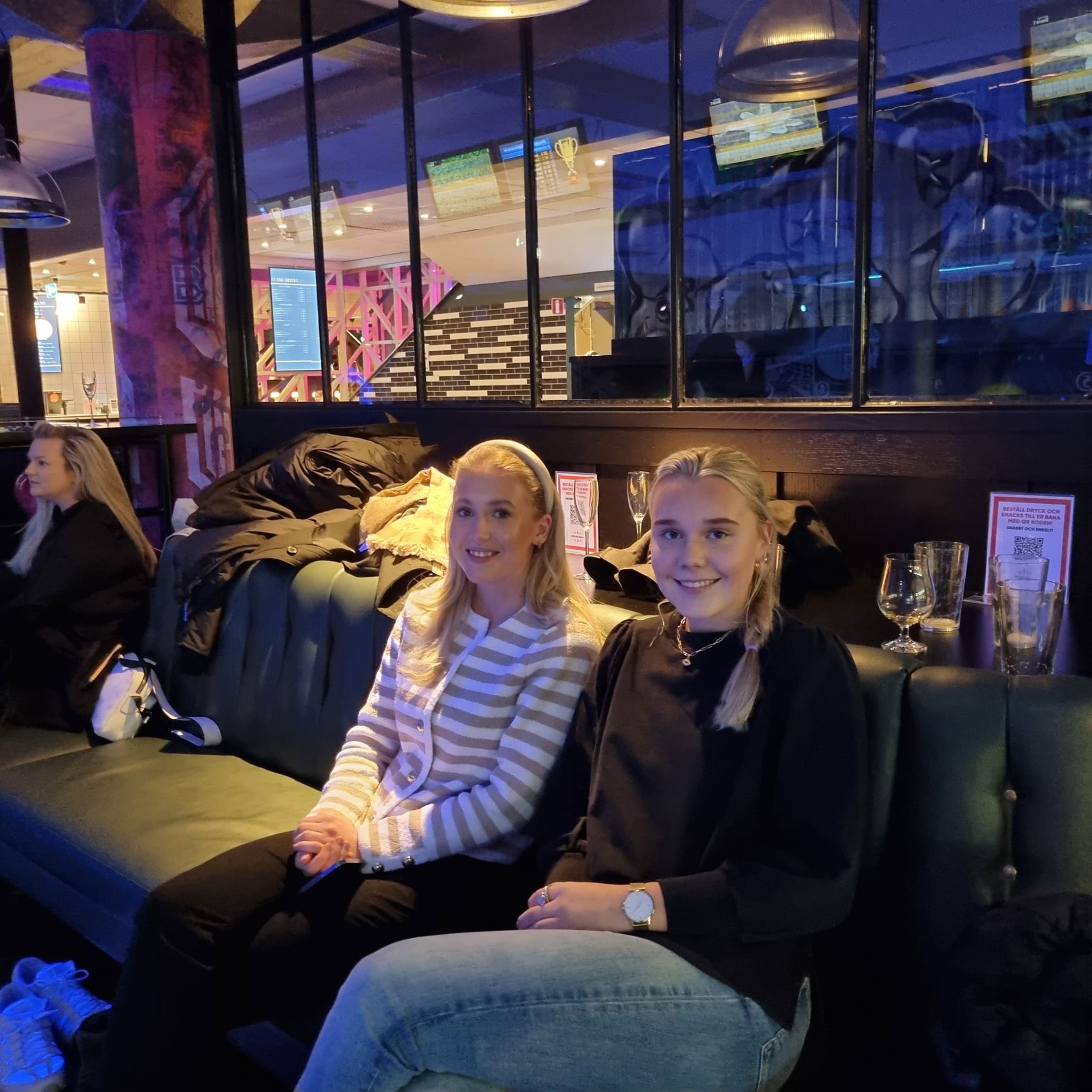 To personr som sitter på en benk