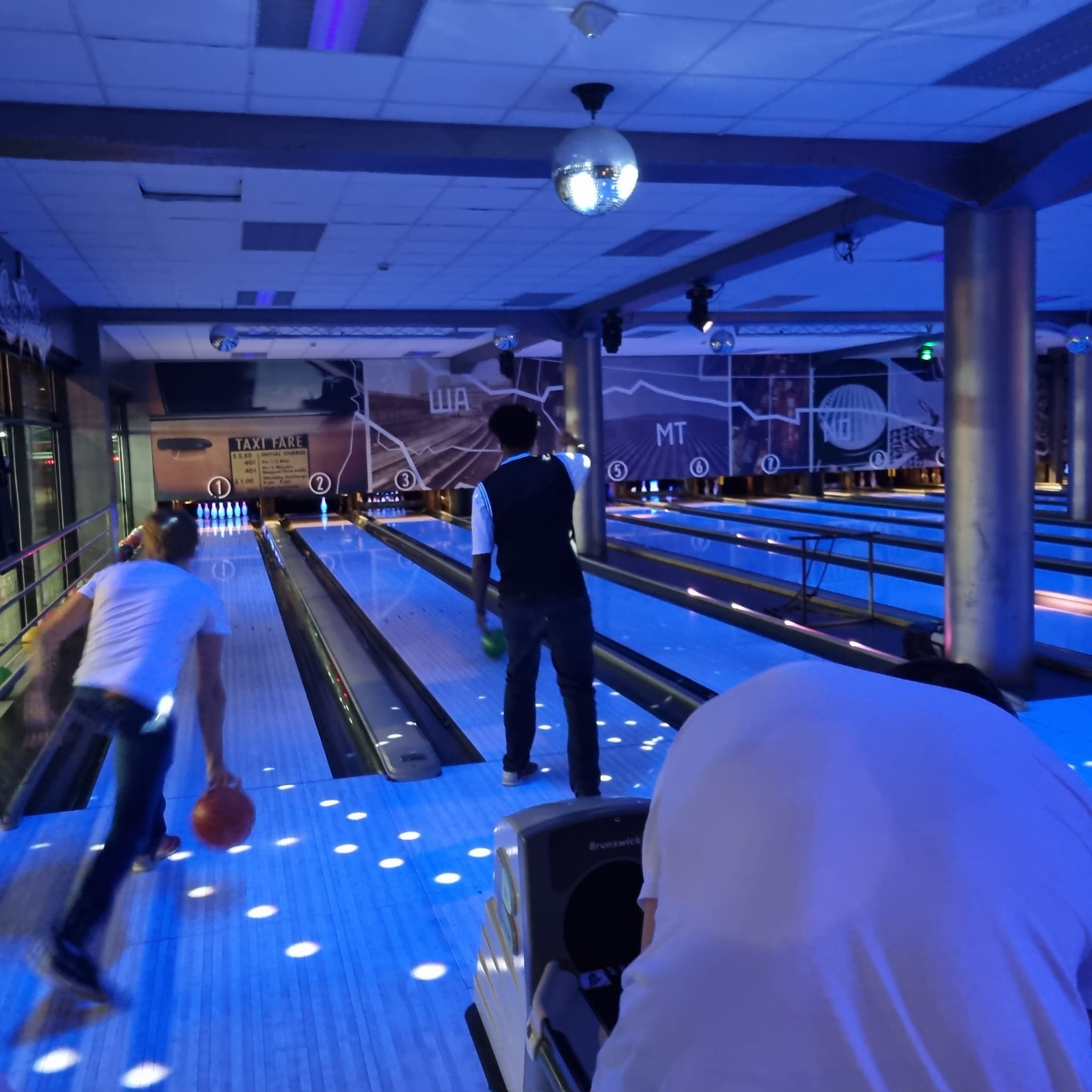 noen få menn som går nedover en hall