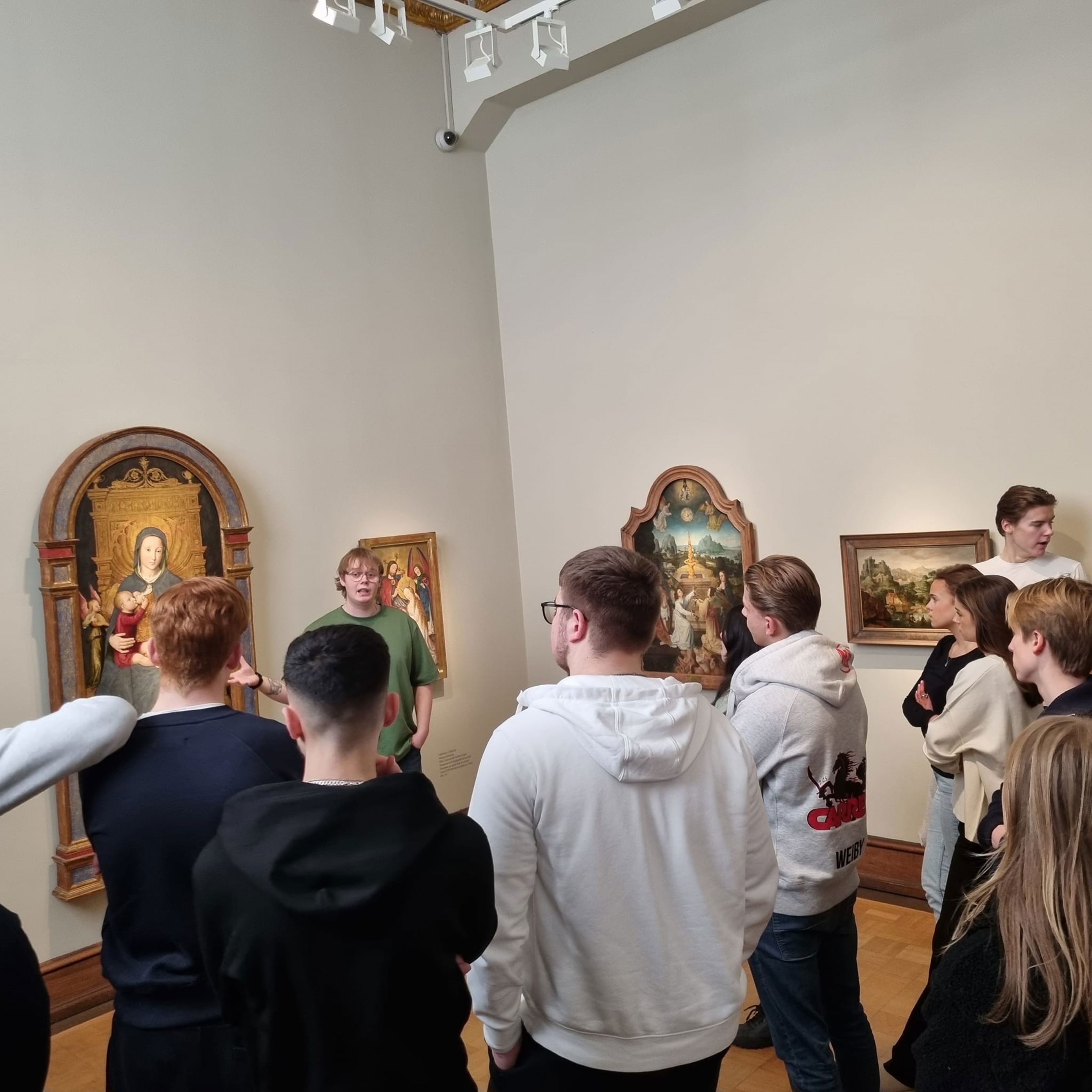 En gruppe mennesker i et rom