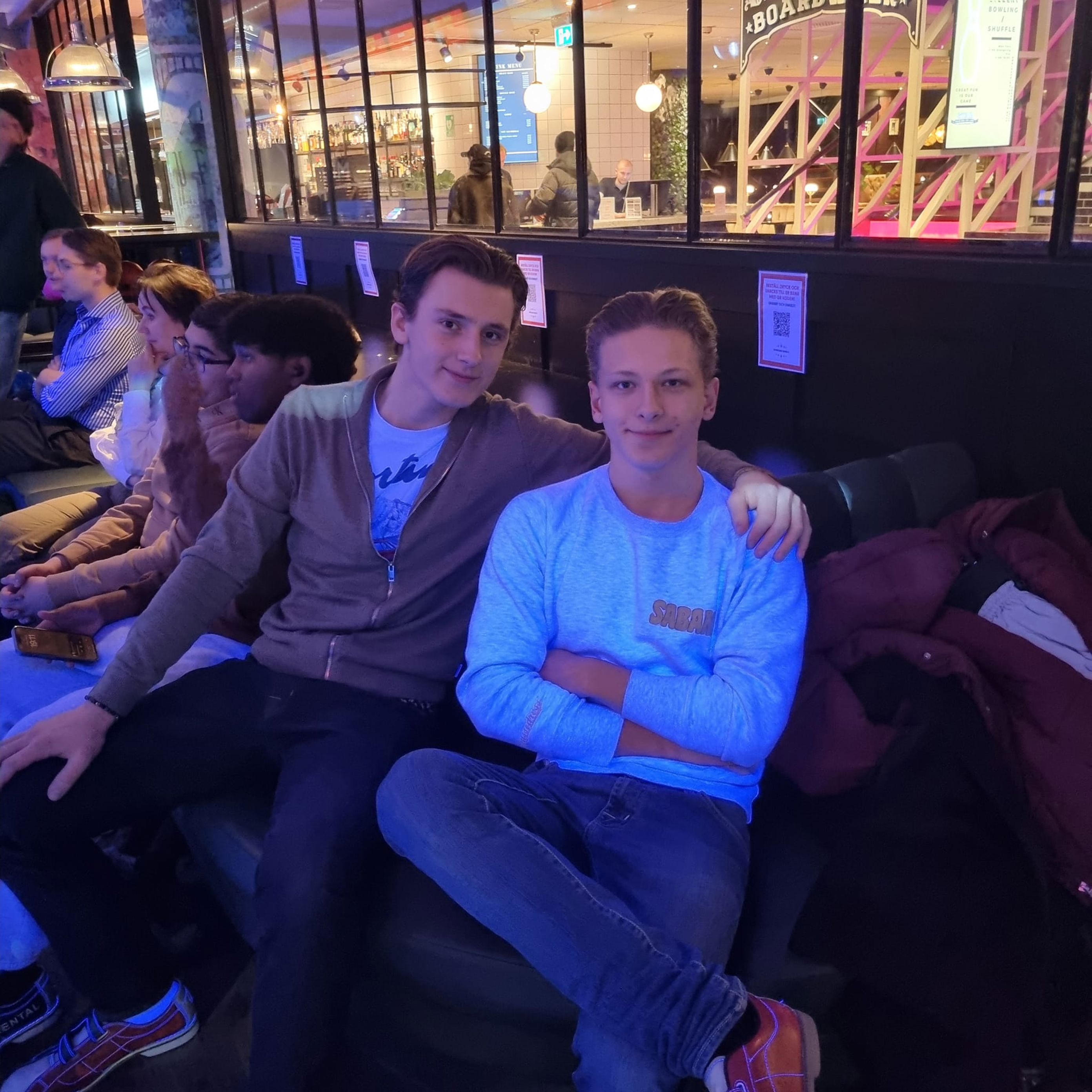 et barn som sitter i en sofa