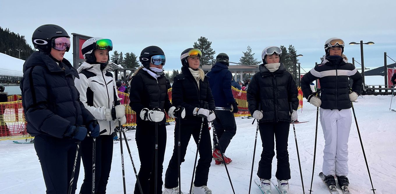 En gruppe skiløpere poserer for et bilde