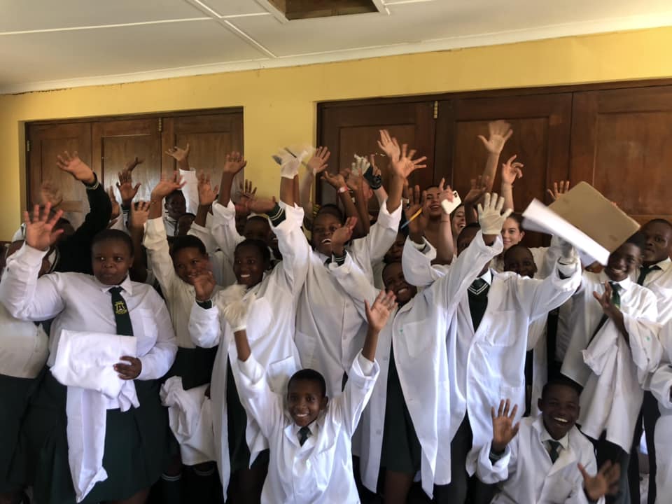 en gruppe mennesker i hvite kapper