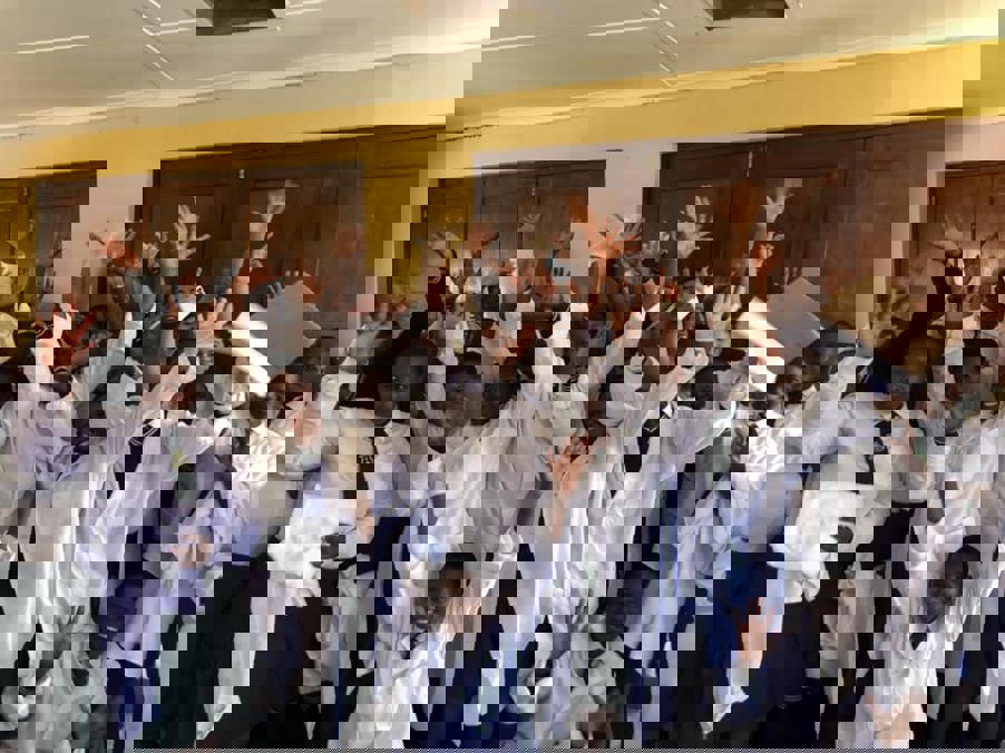 en gruppe mennesker i hvite kapper