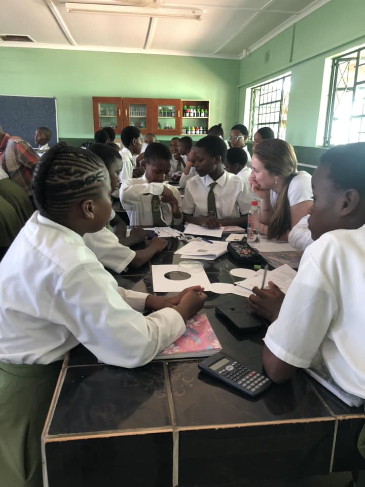 En gruppe elever i et klasserom