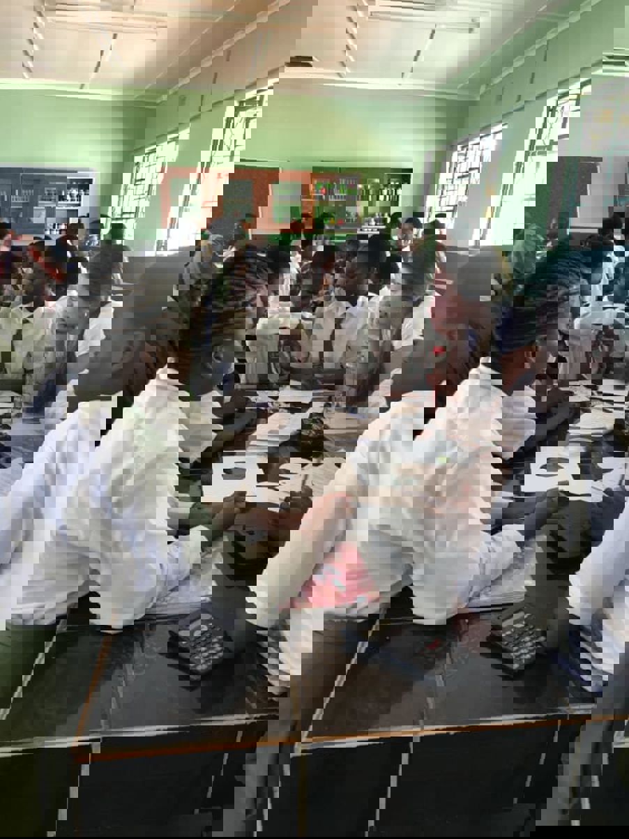 En gruppe elever i et klasserom