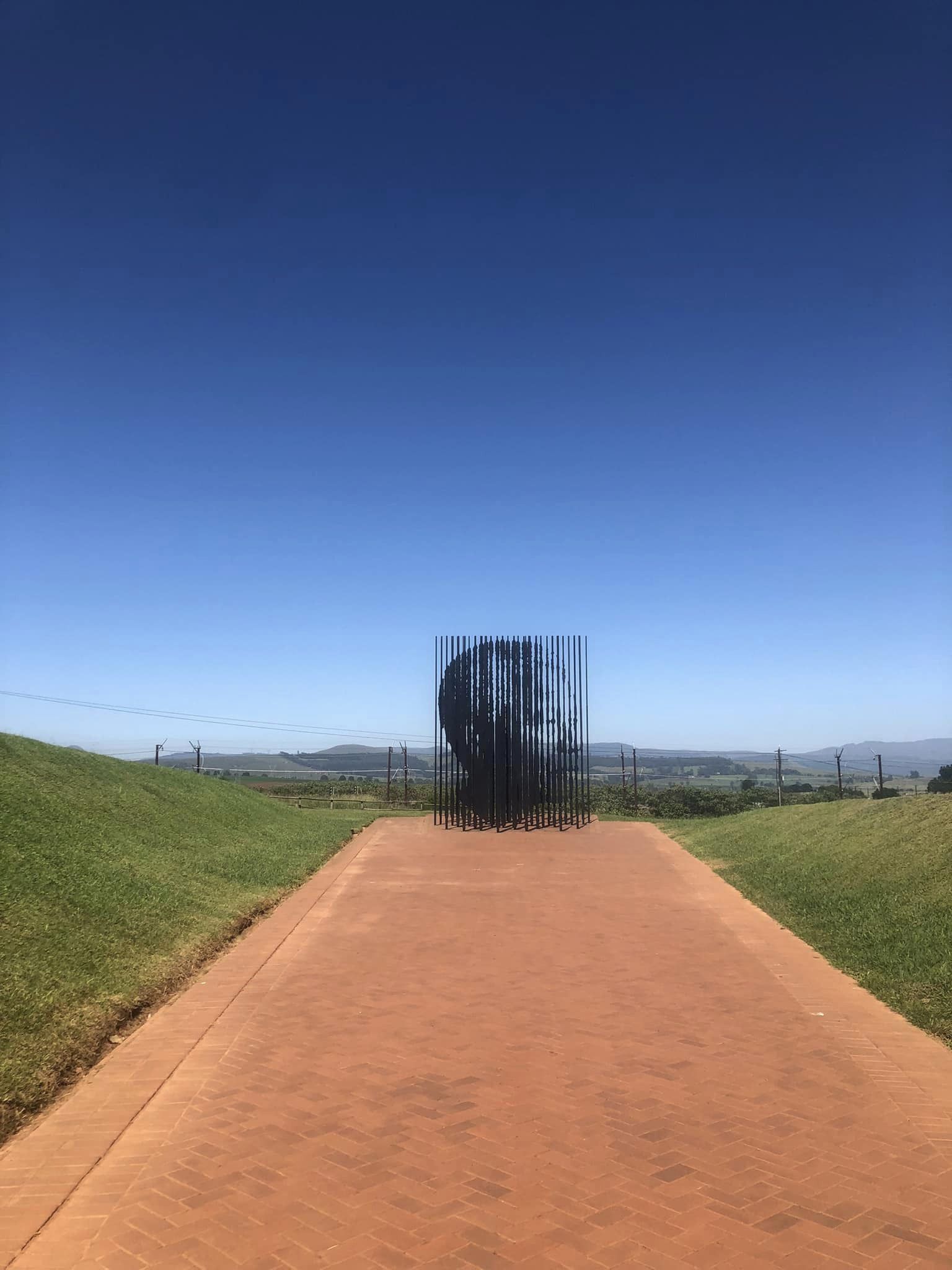 en sti med gress og et gjerde