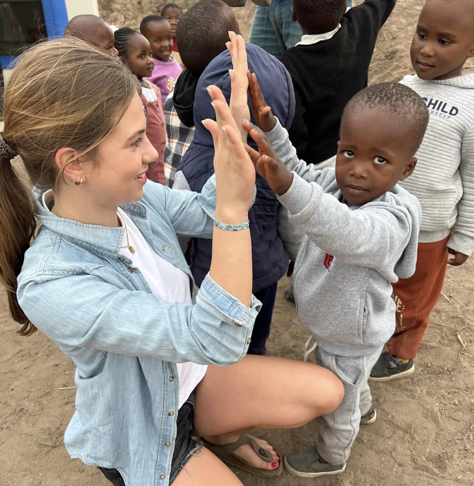 en person som holder en baby