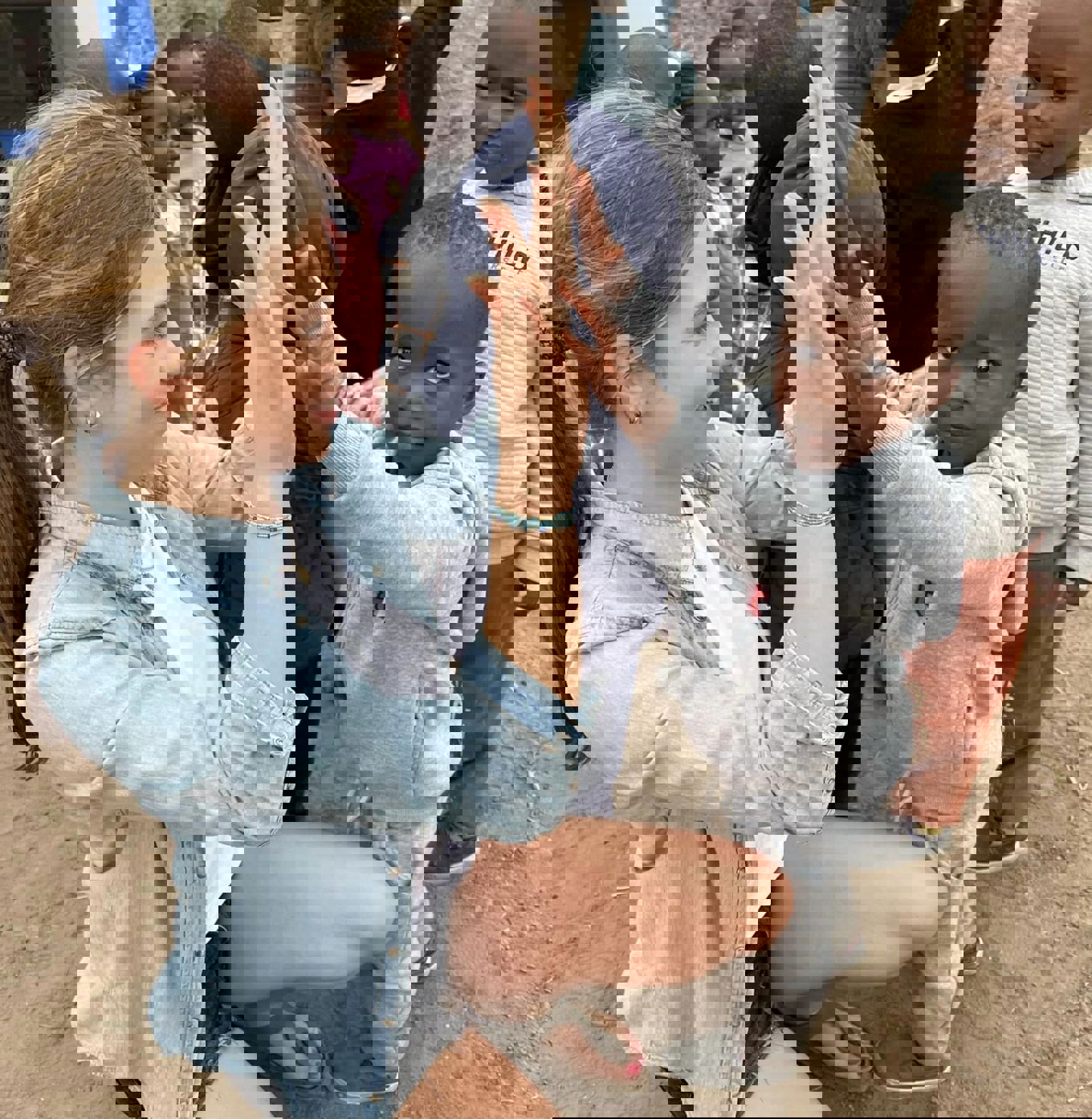 en person som holder en baby