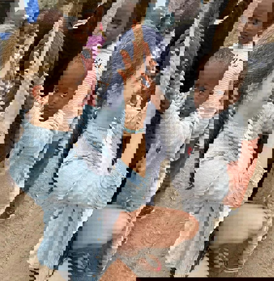 en person som holder en baby