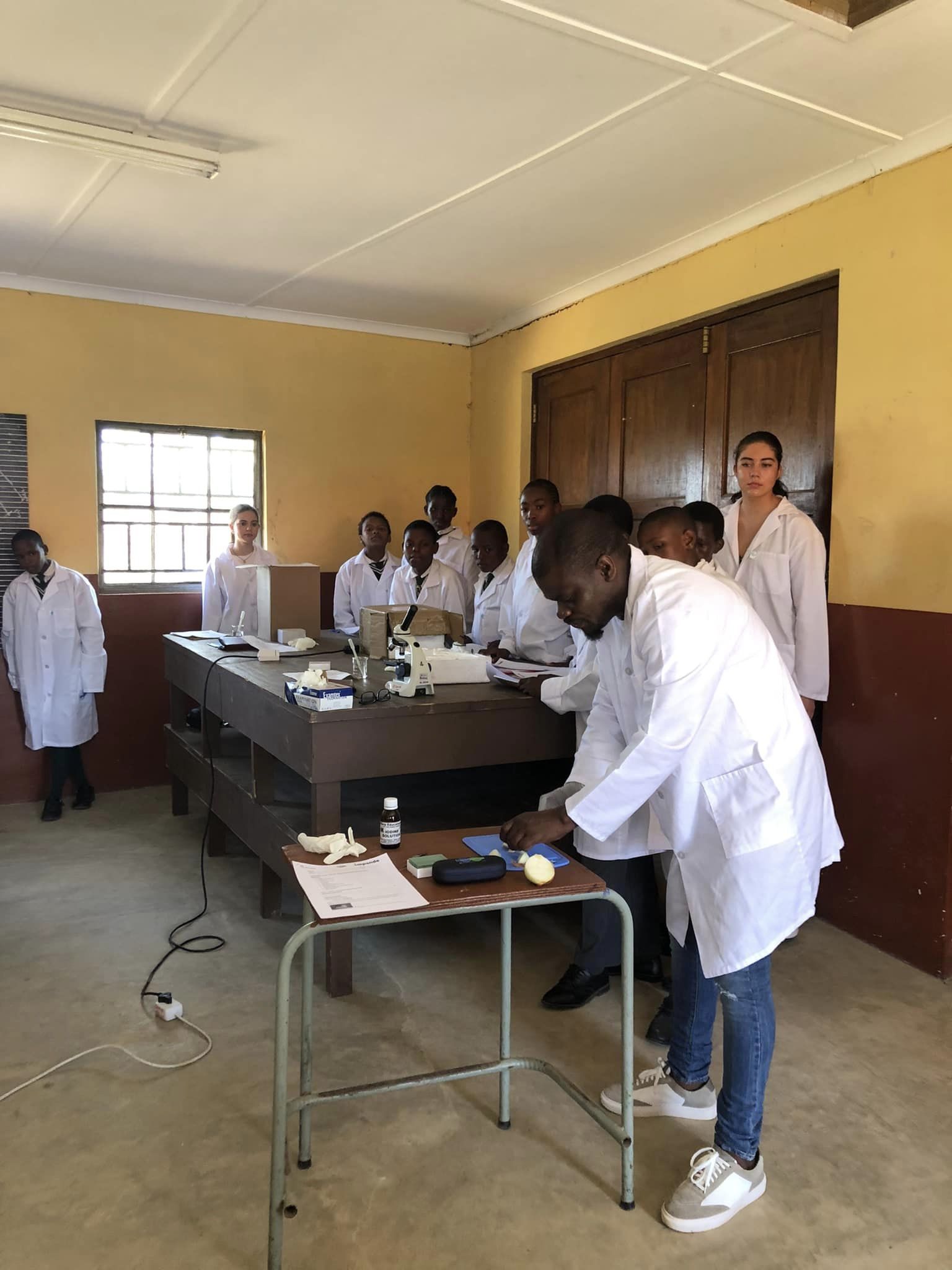 En gruppe mennesker i hvite frakker i et rom