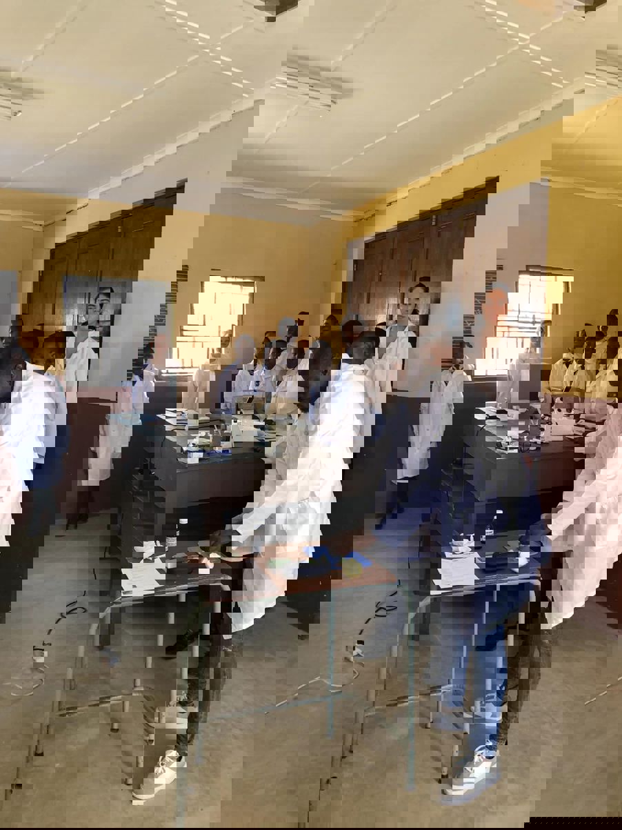 En gruppe mennesker i hvite frakker i et rom