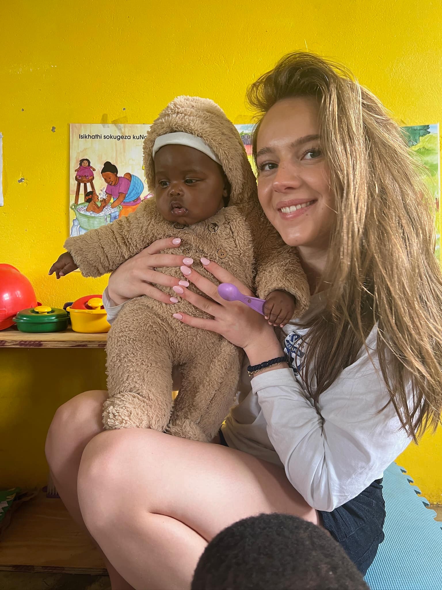 en person som holder en baby