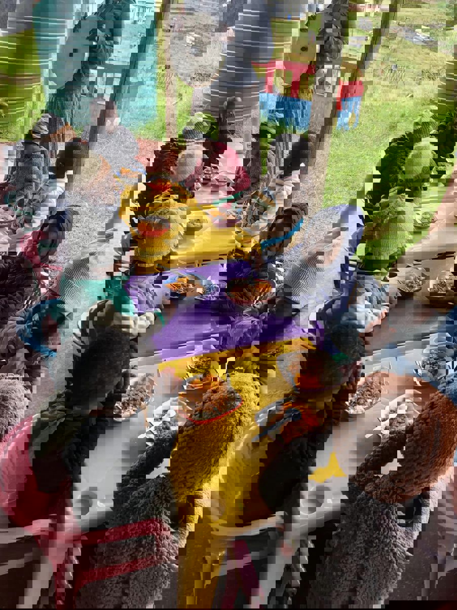 en gruppe barn som spiser ved et piknikbord