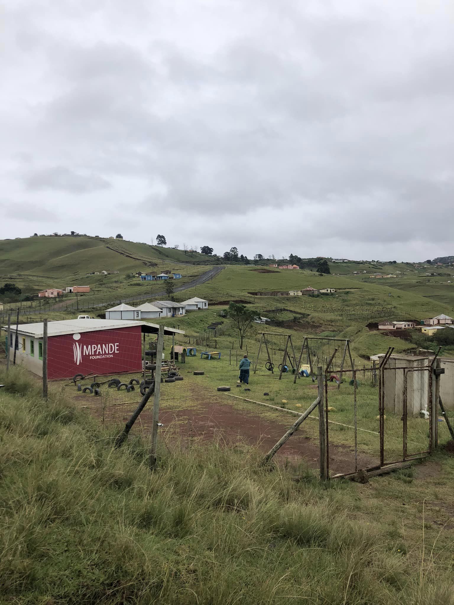 en person som står på en høyde