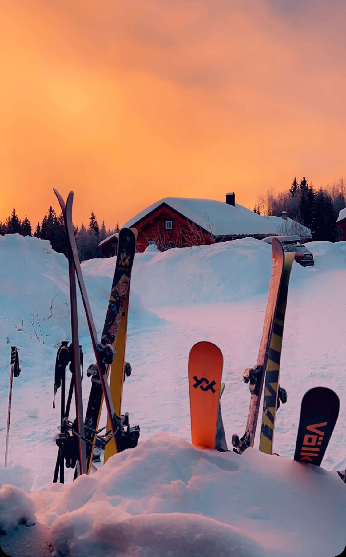 En gruppe ski på snøen