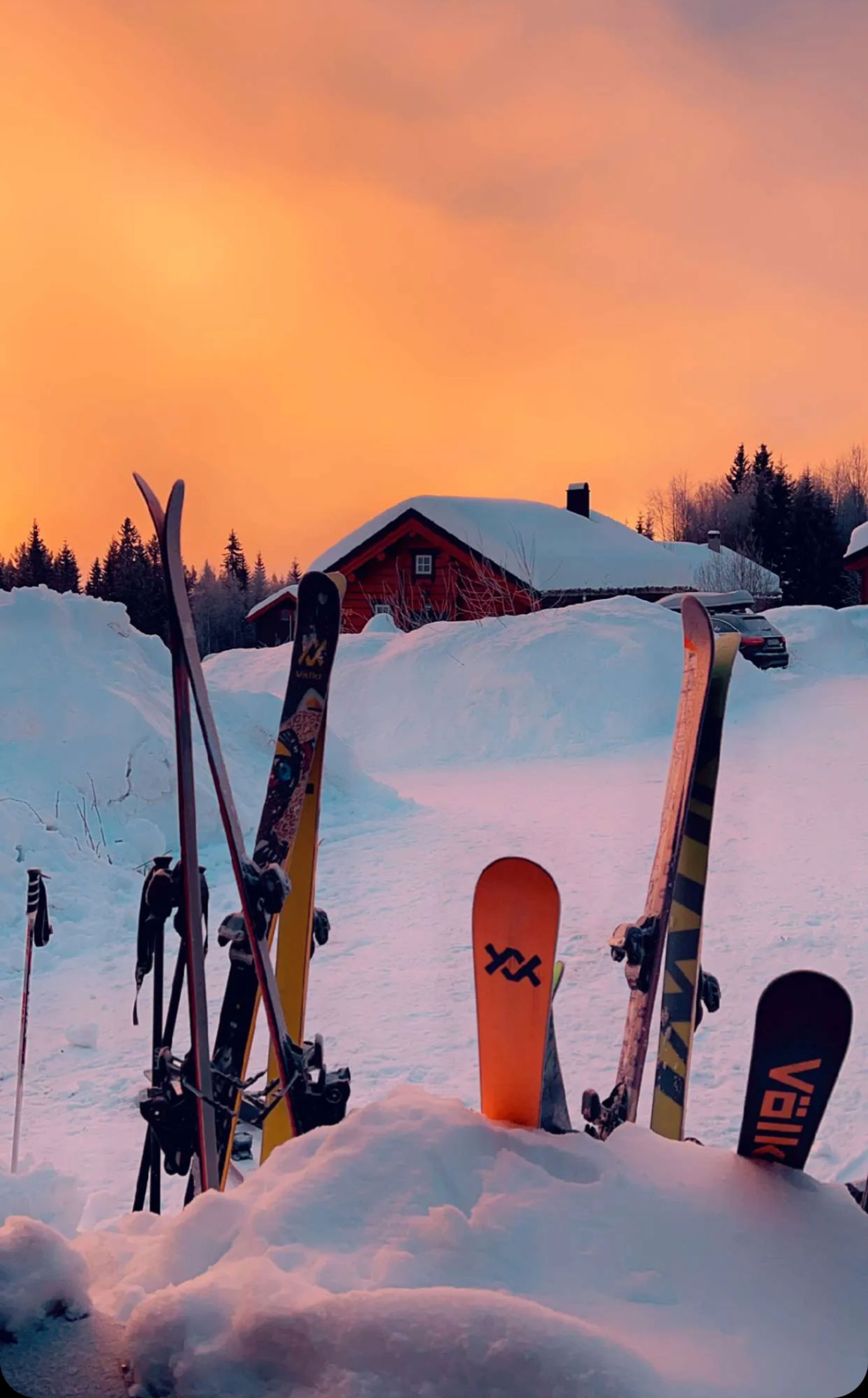 En gruppe ski på snøen