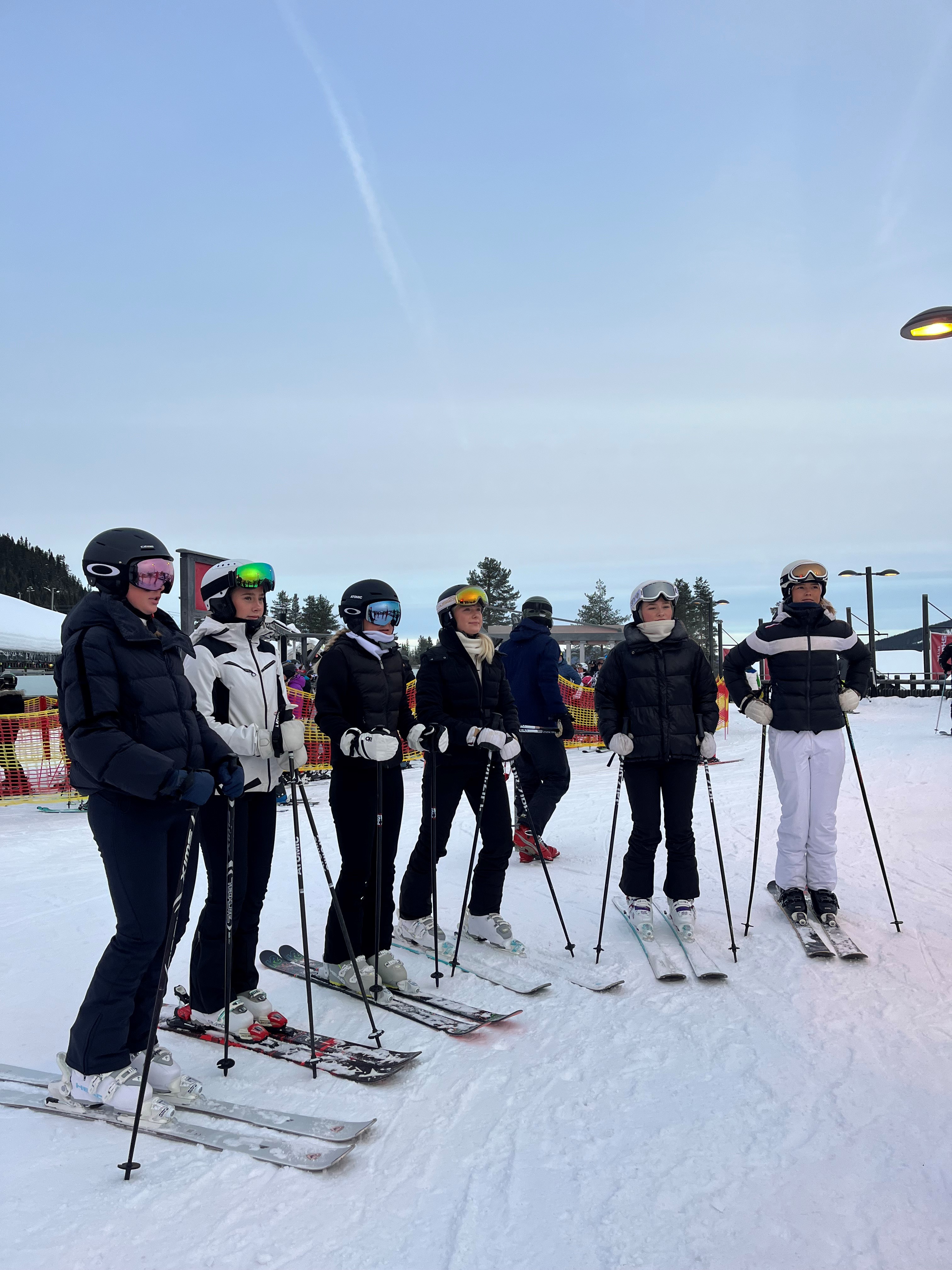 En gruppe skiløpere poserer for et bilde