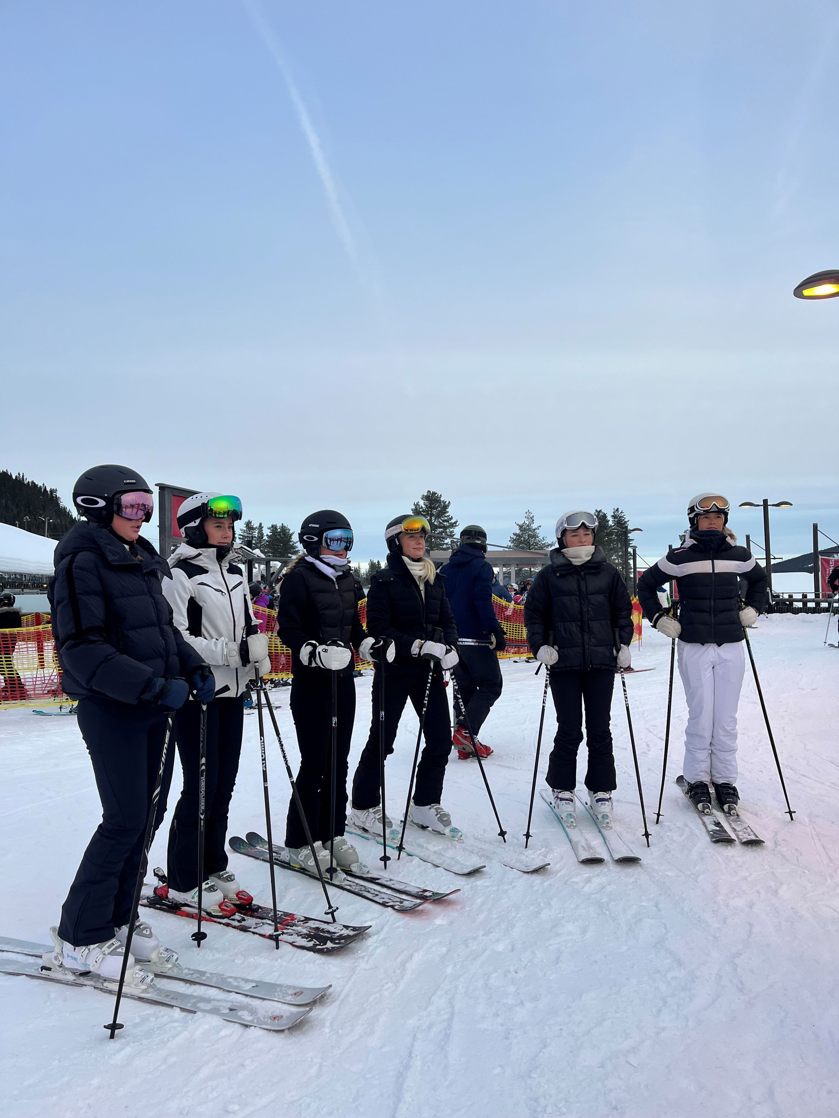 En gruppe skiløpere poserer for et bilde