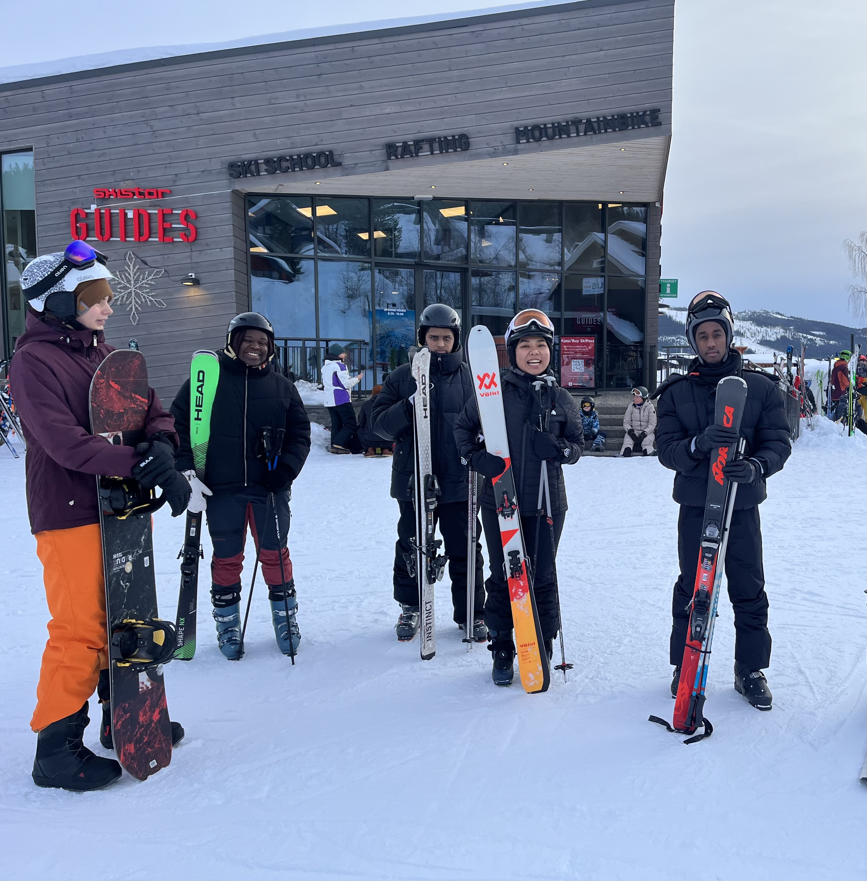 En gruppe snowboardere poserer for et bilde