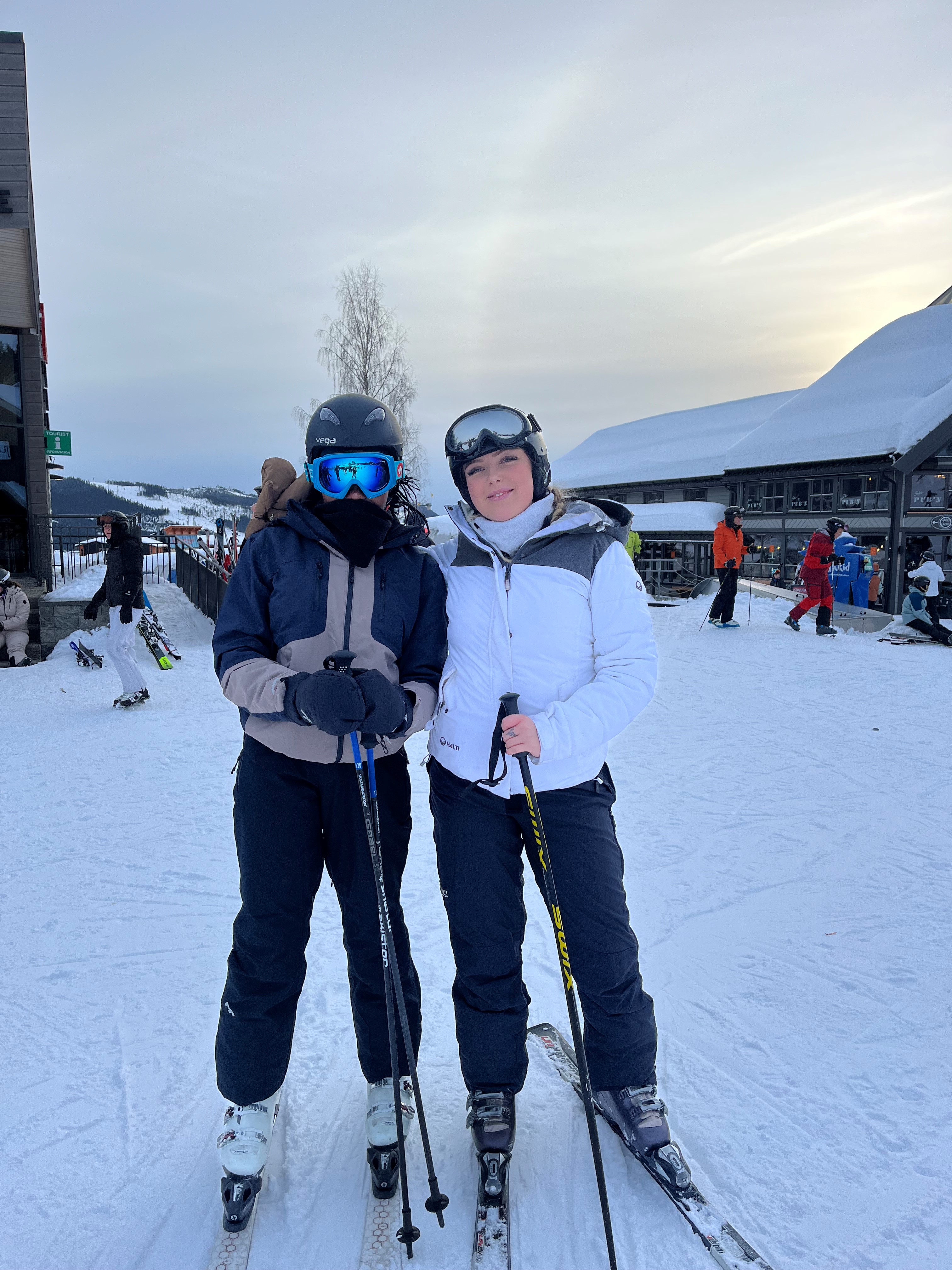 Et par personer poserer for et bilde på snøski