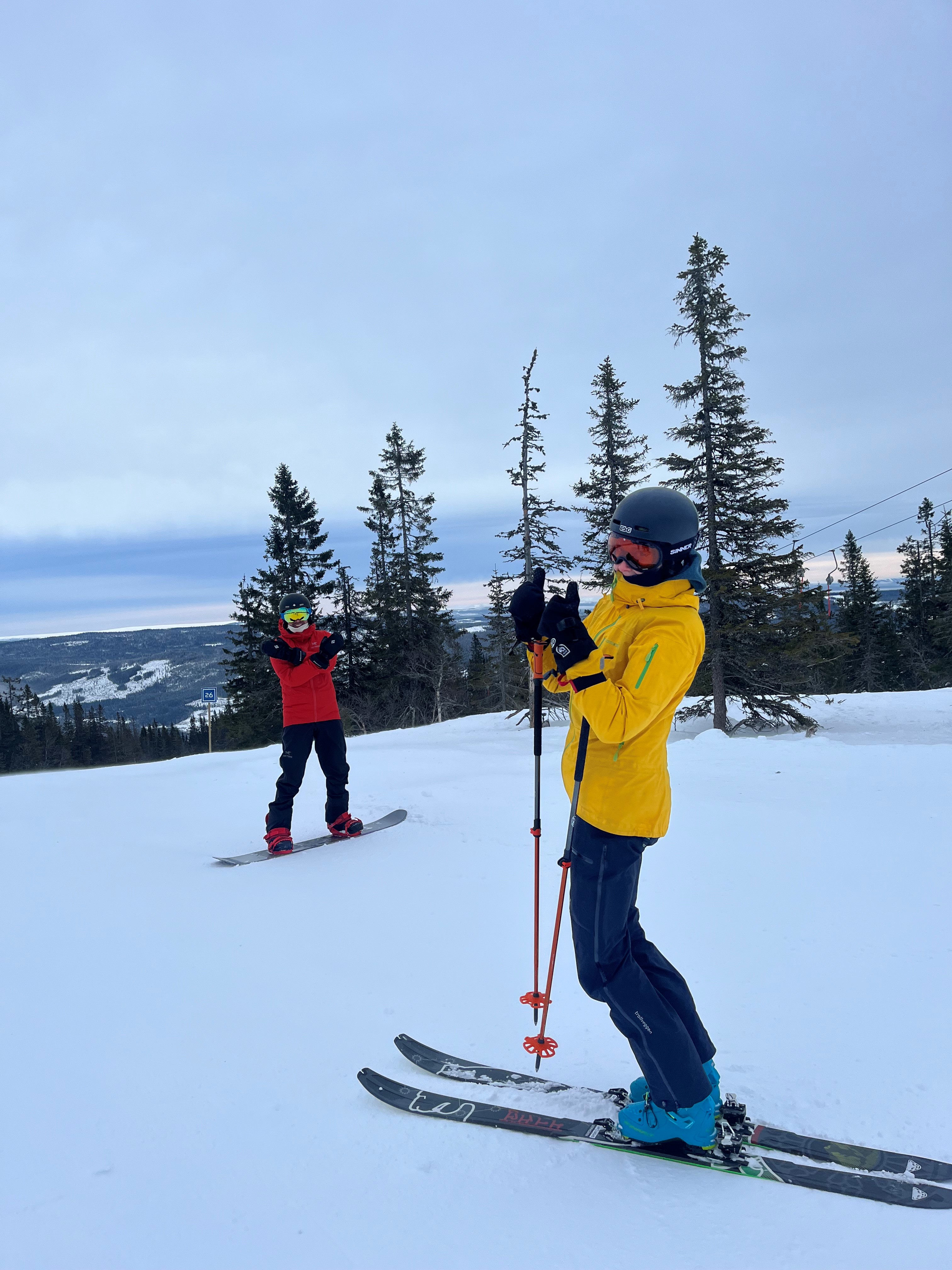 Et par personer på ski på snøen