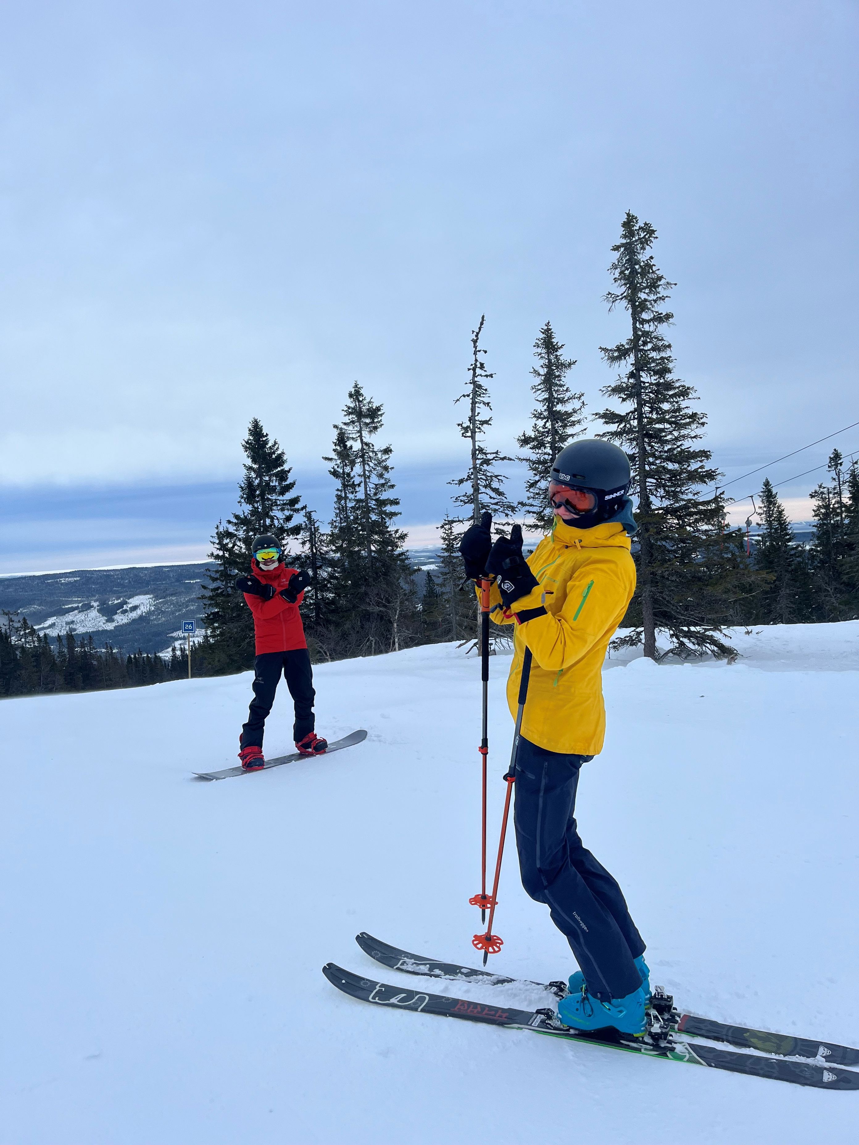 Et par personer på ski på snøen