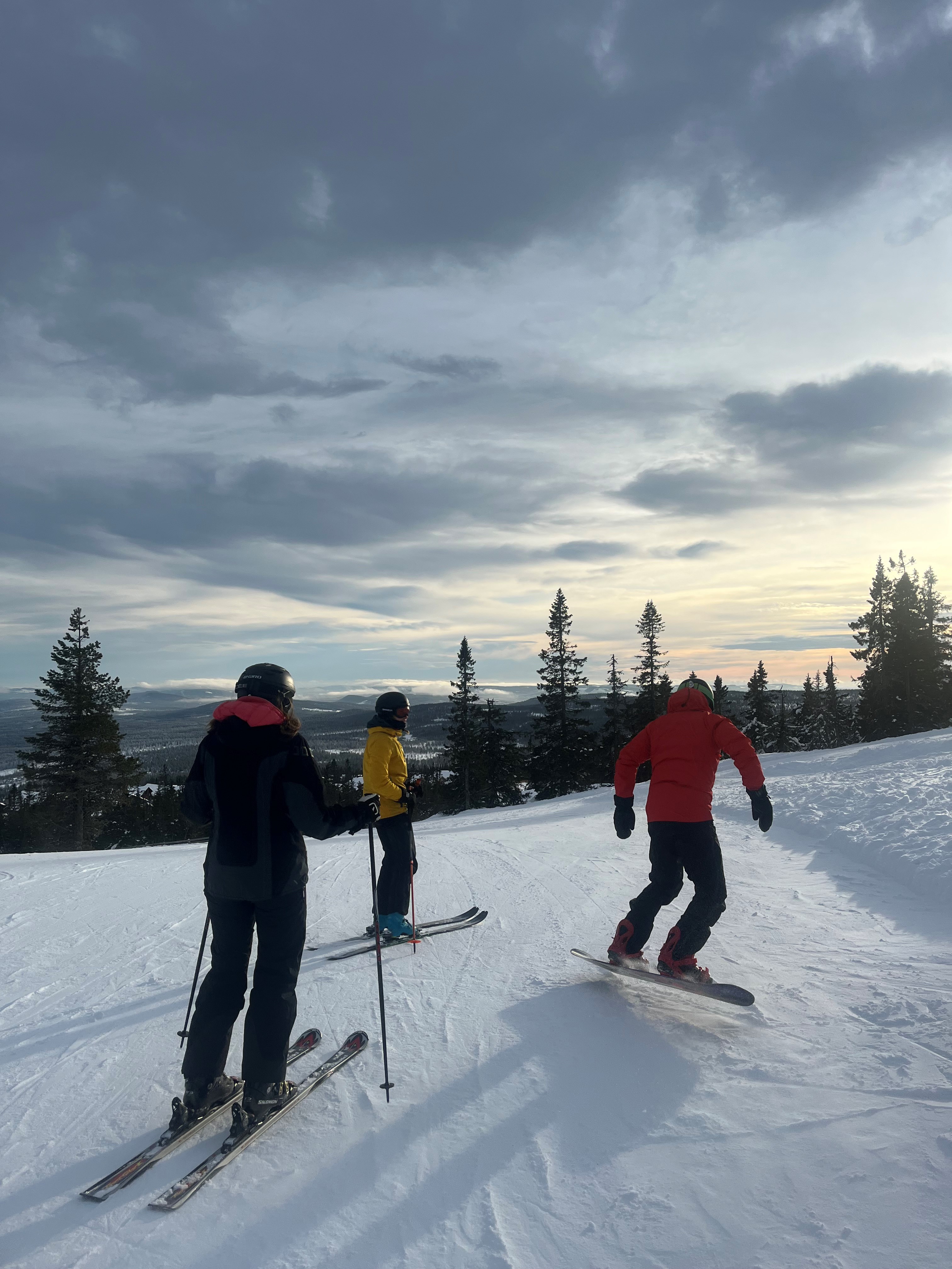 En gruppe mennesker står på snøski