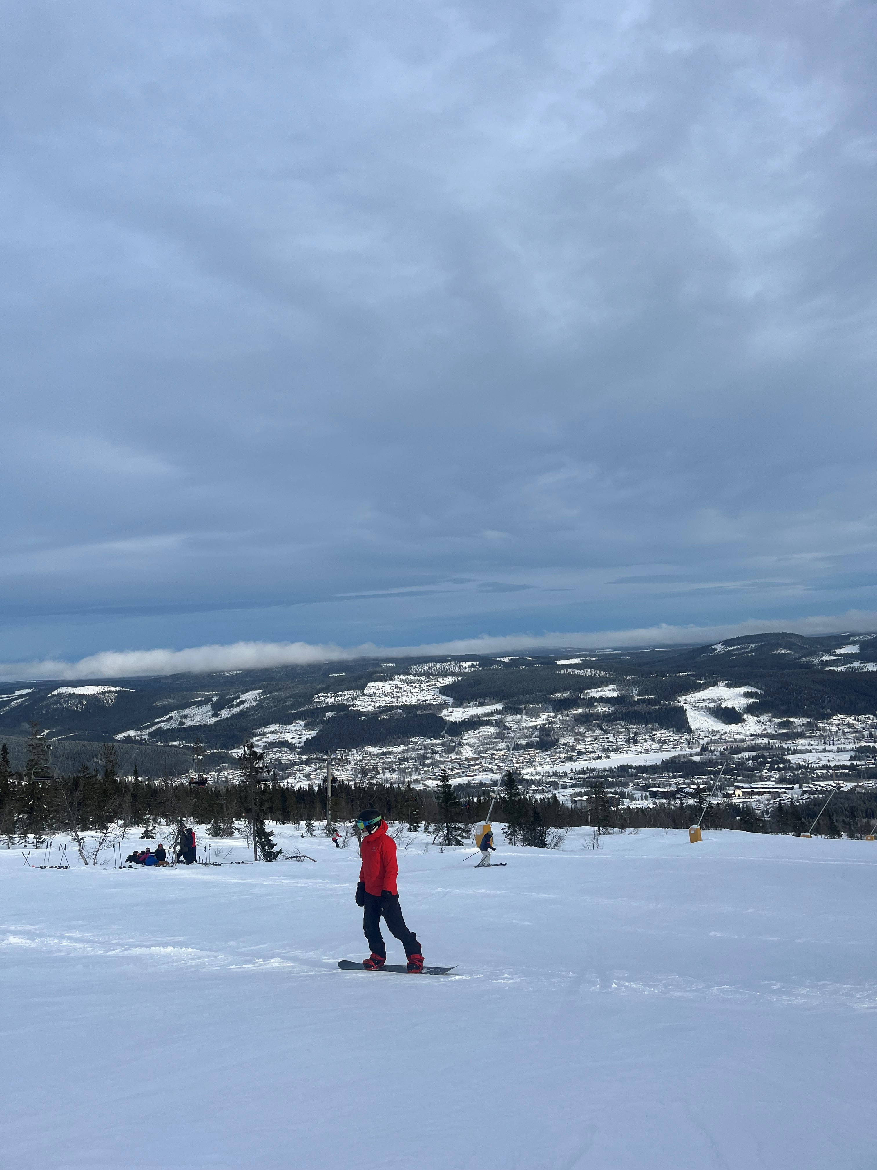 en person som går på ski på snøen