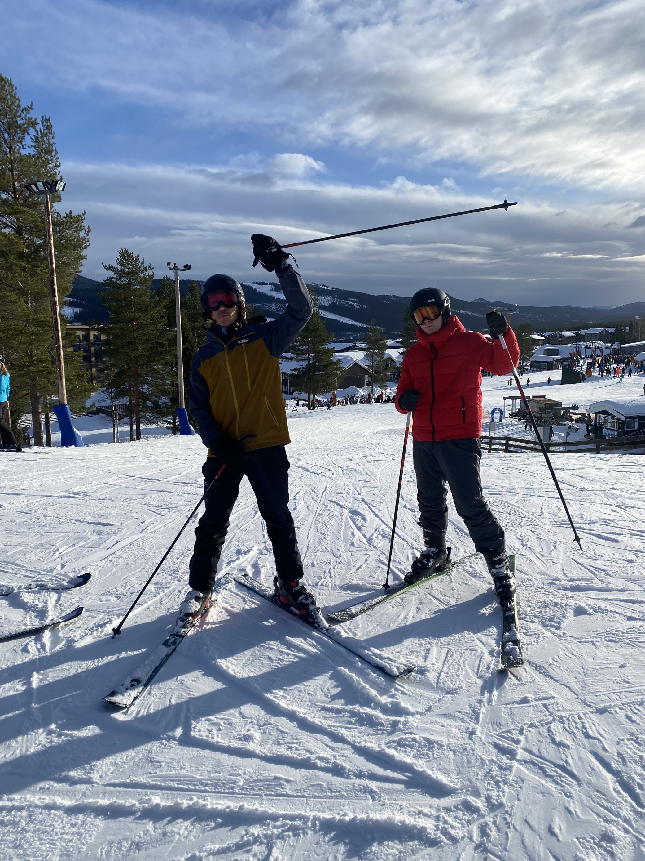 Et par personer på ski