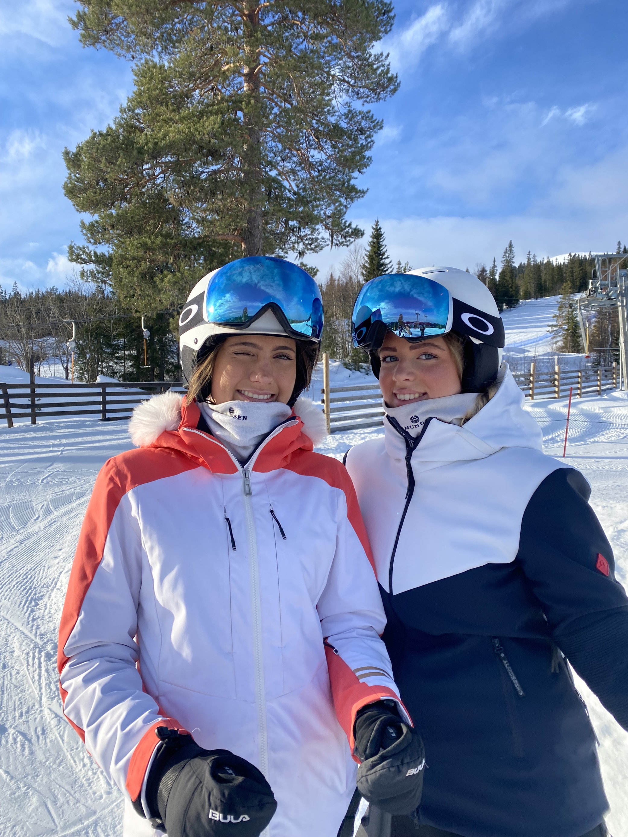 en person og person med hjelm og stående i snøen